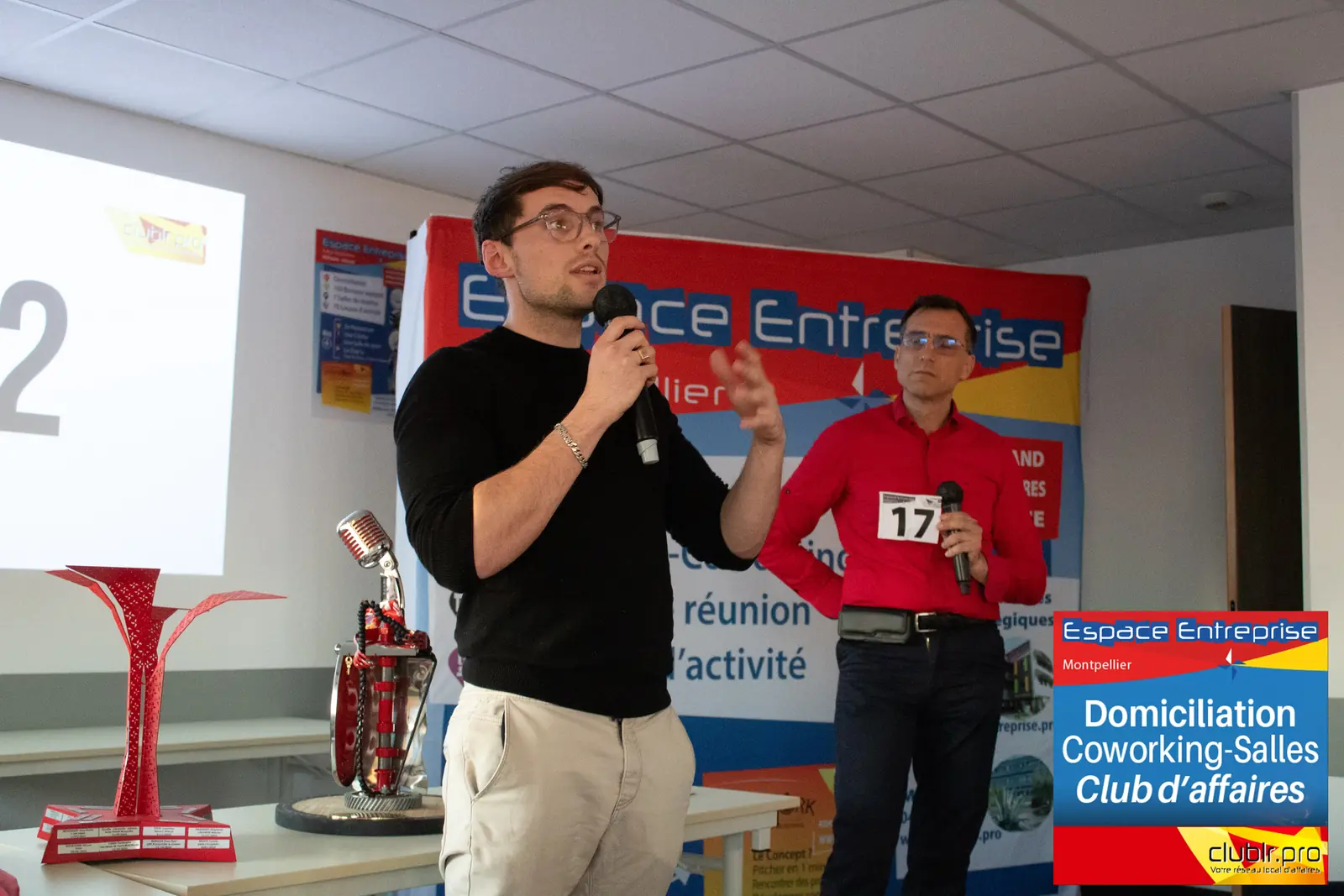 Afterwork Pitch Elevator Club LR avril 2025 à Montpellier : pitcheur au micro devant les participants