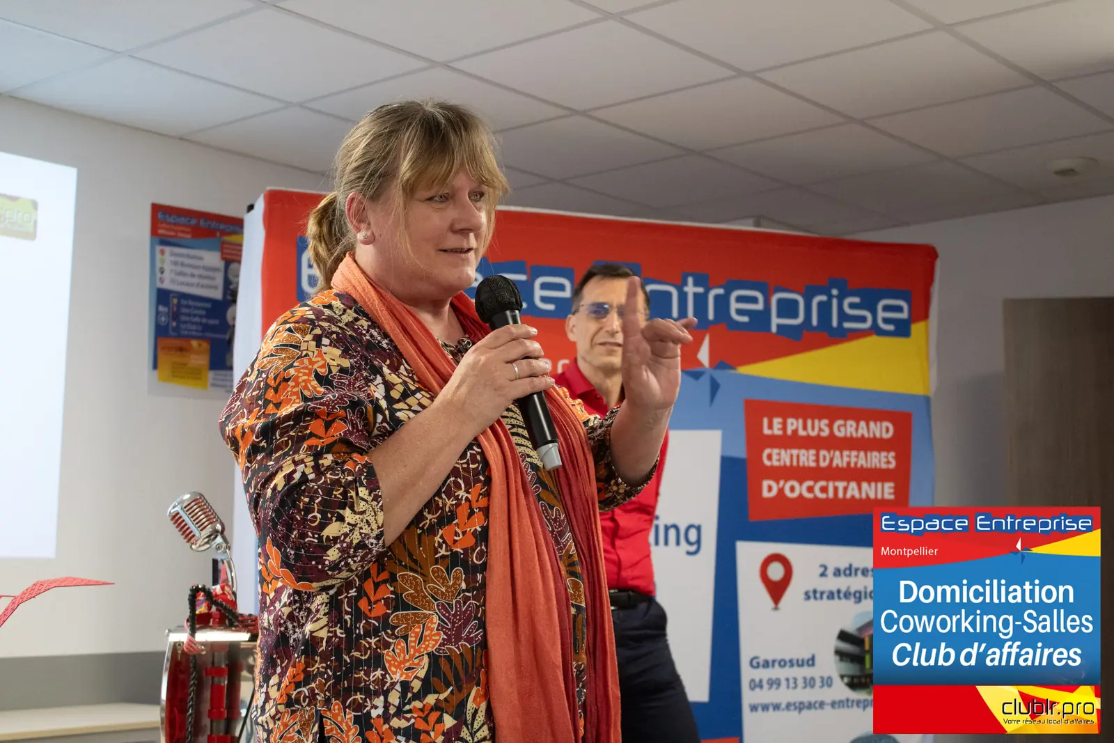 Afterwork Pitch Elevator Club LR avril 2025 à Montpellier : pitcheur au micro devant les participants