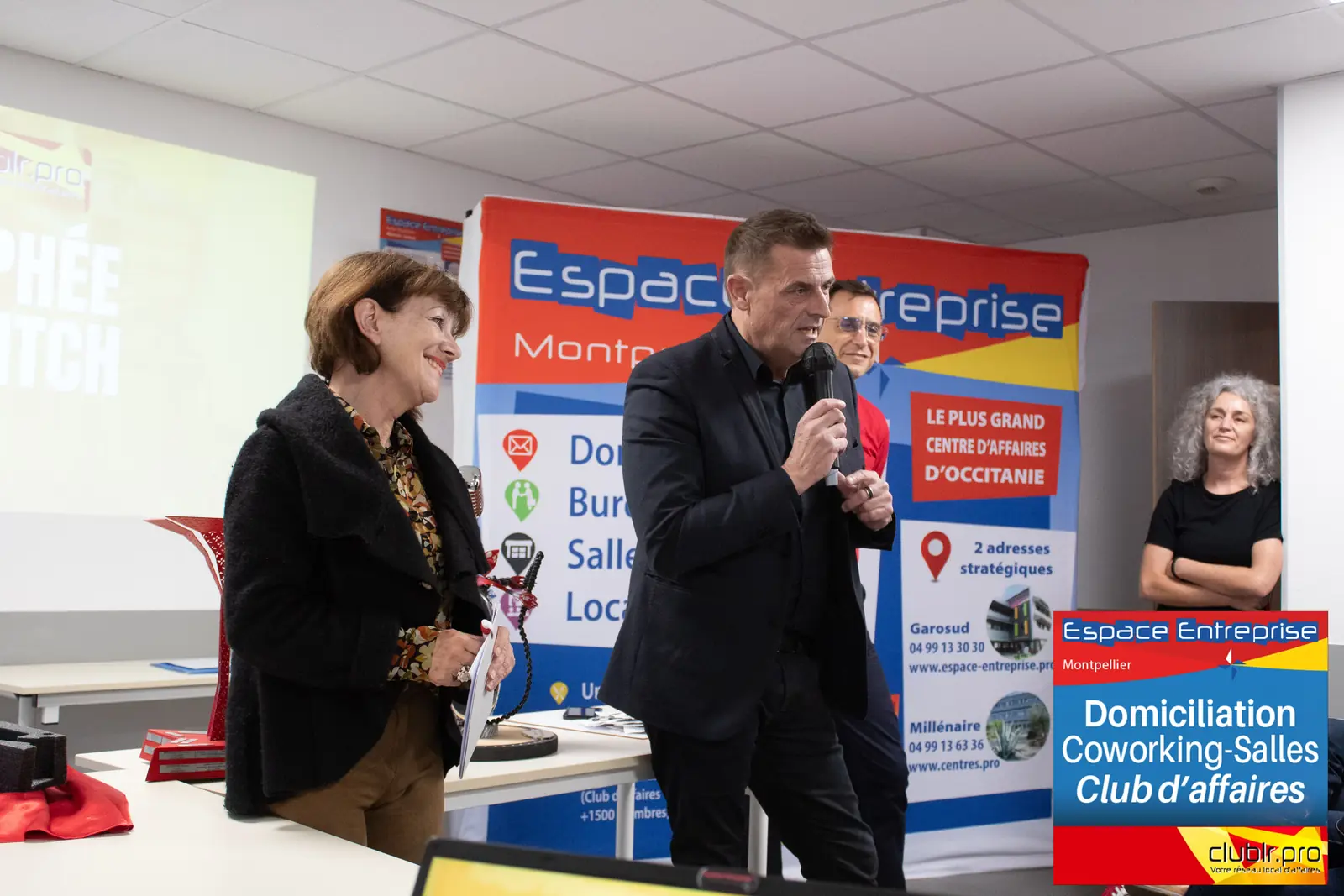 Afterwork Pitch Elevator Club LR avril 2025 à Montpellier : entrepreneur au micro avec l'animateur pendant son pitch