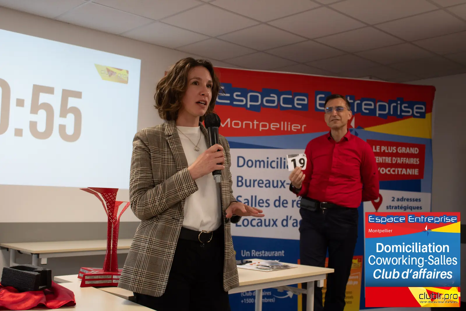 Afterwork Pitch Elevator Club LR avril 2025 à Montpellier : pitcheur au micro devant les participants