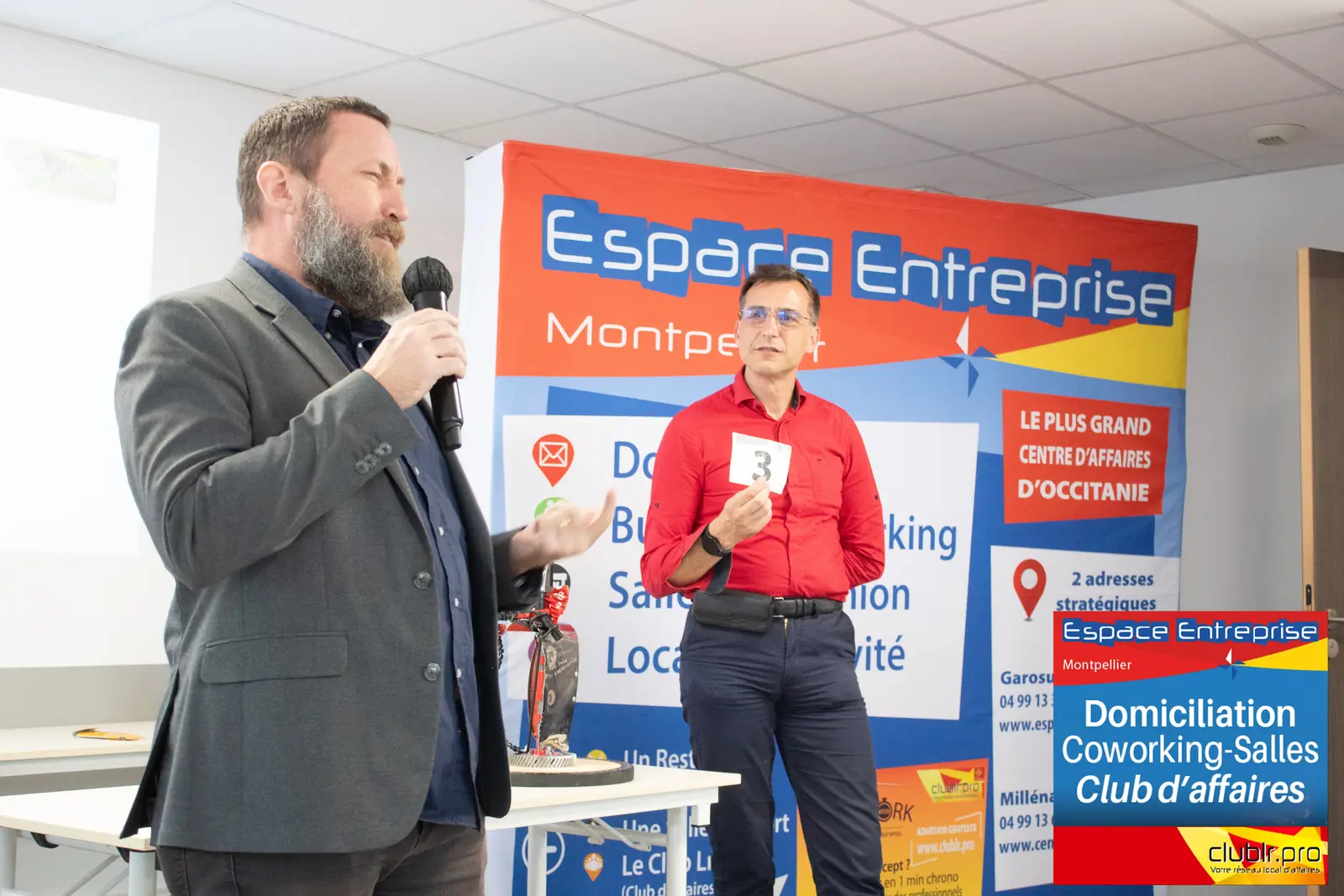 Afterwork Pitch Elevator Club LR mai 2025 à Montpellier : pitcheur au micro devant les participants