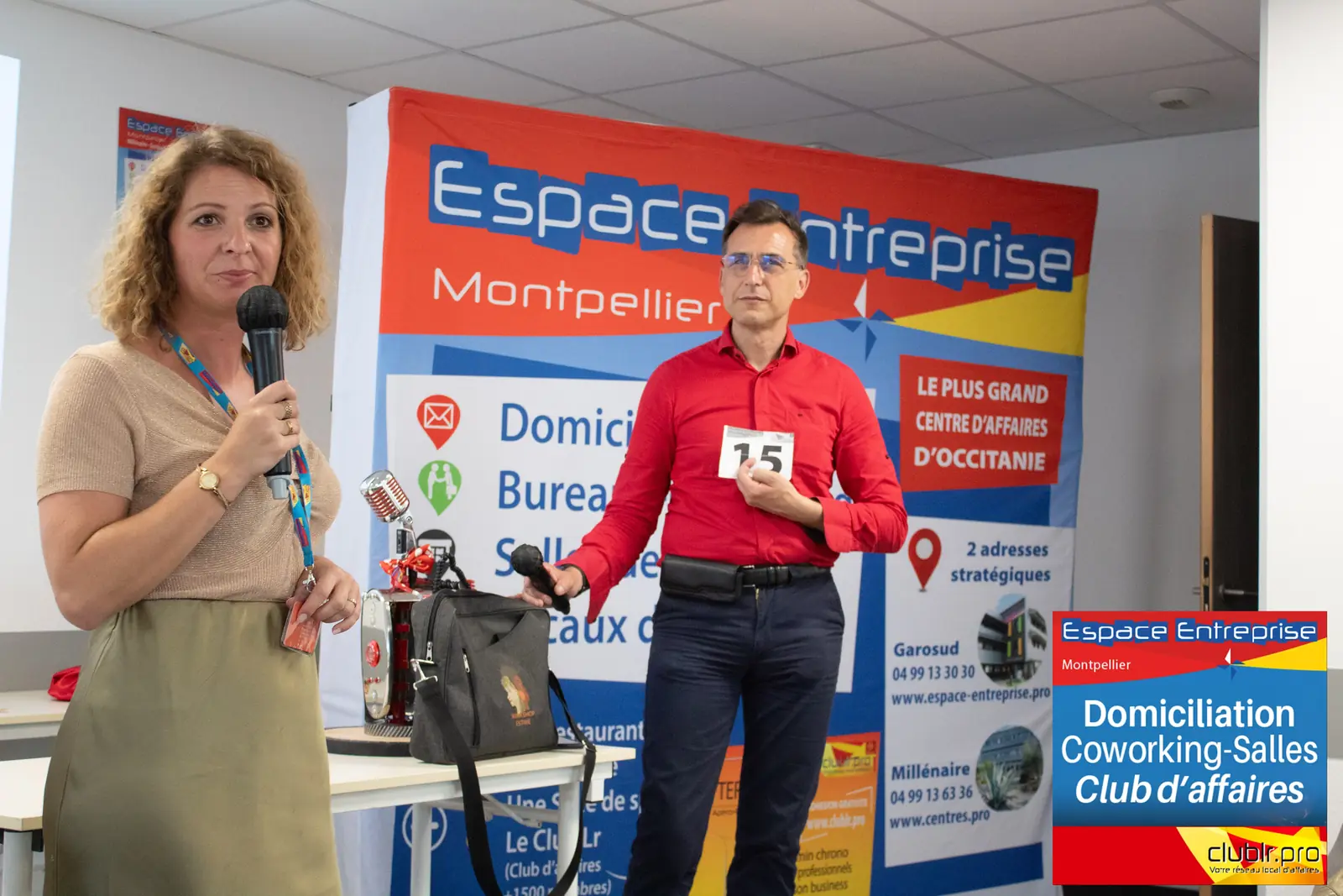 Afterwork Pitch Elevator Club LR mai 2025 à Montpellier : pitcheur au micro devant les participants