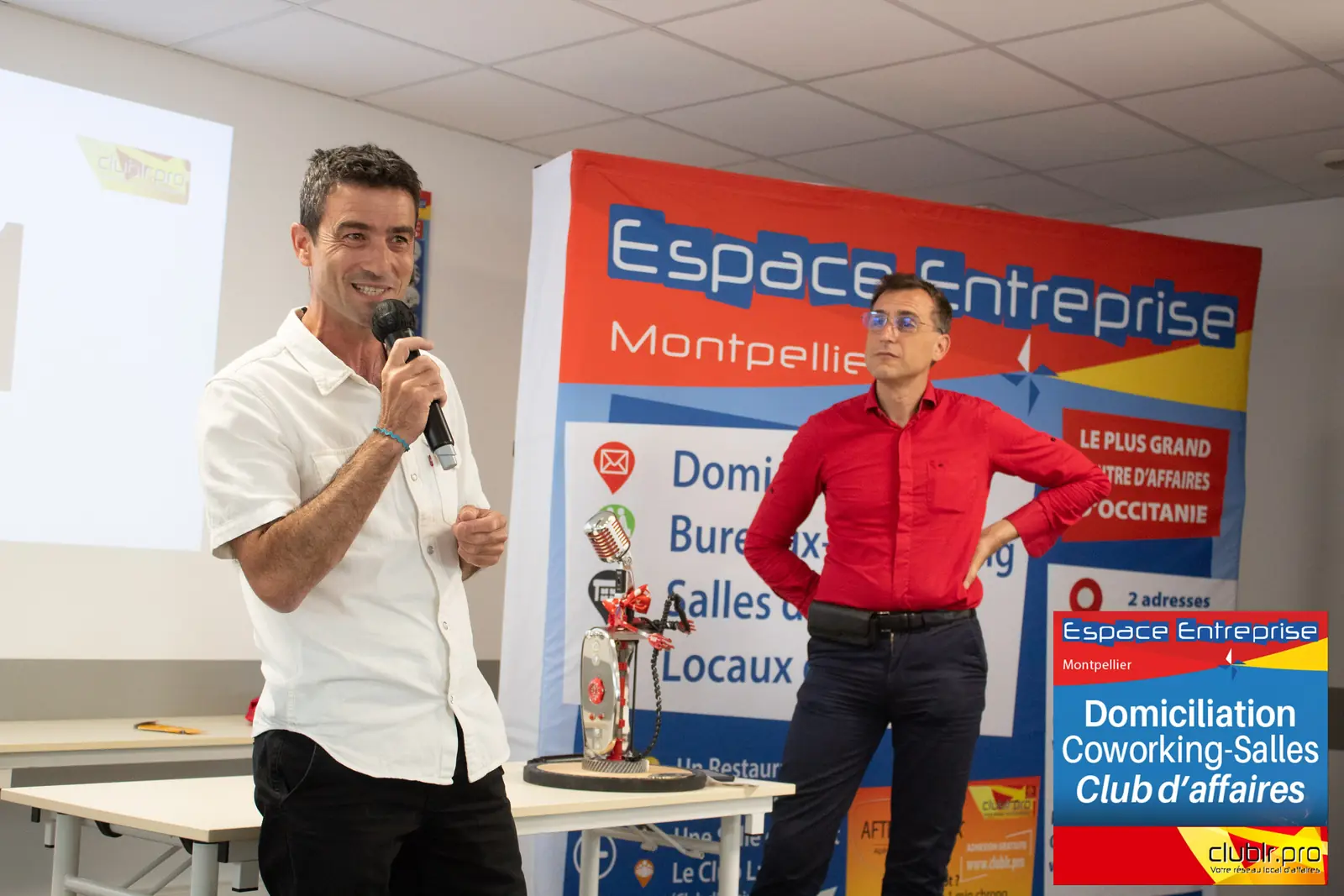 Afterwork Pitch Elevator Club LR mai 2025 à Montpellier : pitcheur au micro devant les participants
