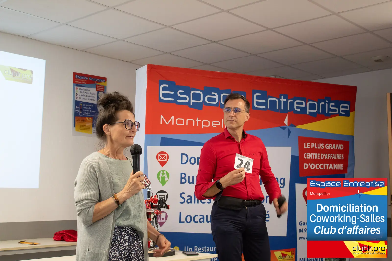Afterwork Pitch Elevator Club LR mai 2025 à Montpellier : pitcheur au micro devant les participants