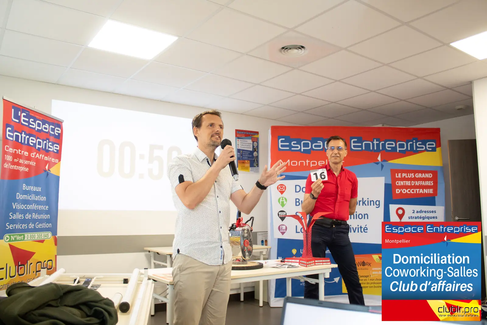 Afterwork Pitch Elevator Club LR juin 2025 à Montpellier : pitcheur au micro devant les participants