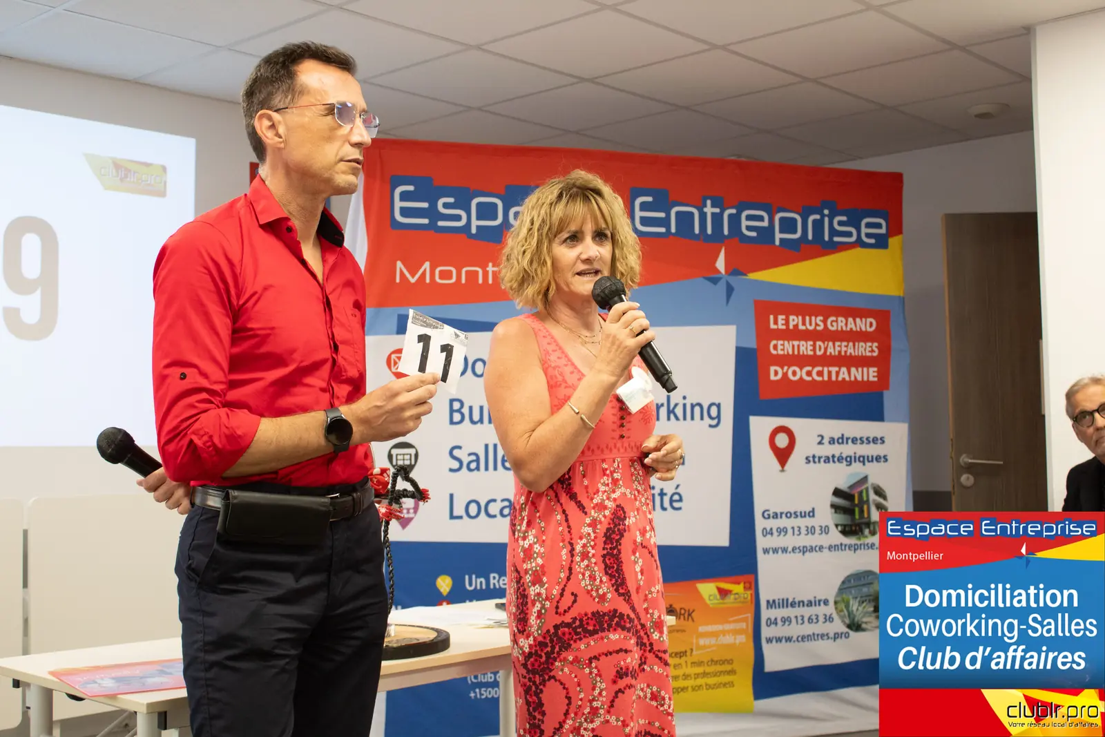 Afterwork Pitch Elevator Club LR septembre 2025 à Montpellier : entrepreneur au micro avec l'animateur pendant son pitch