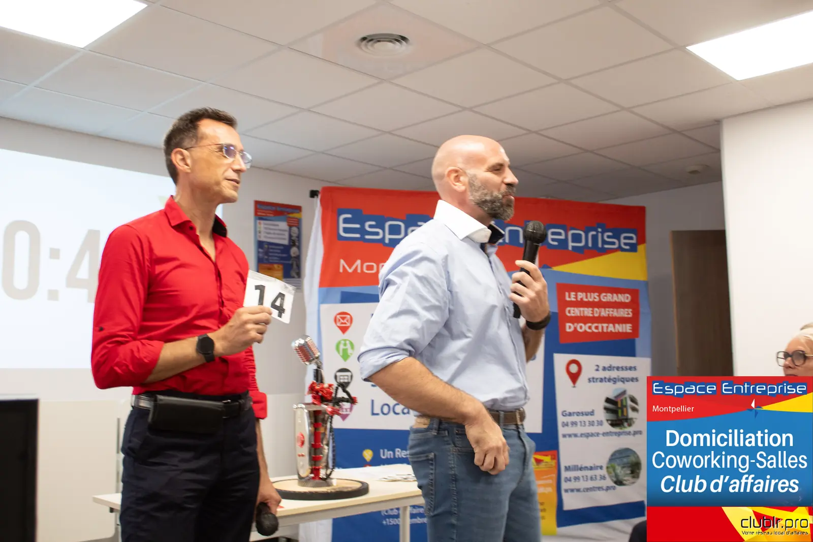 Afterwork Pitch Elevator Club LR septembre 2025 à Montpellier : entrepreneur au micro avec l'animateur pendant son pitch