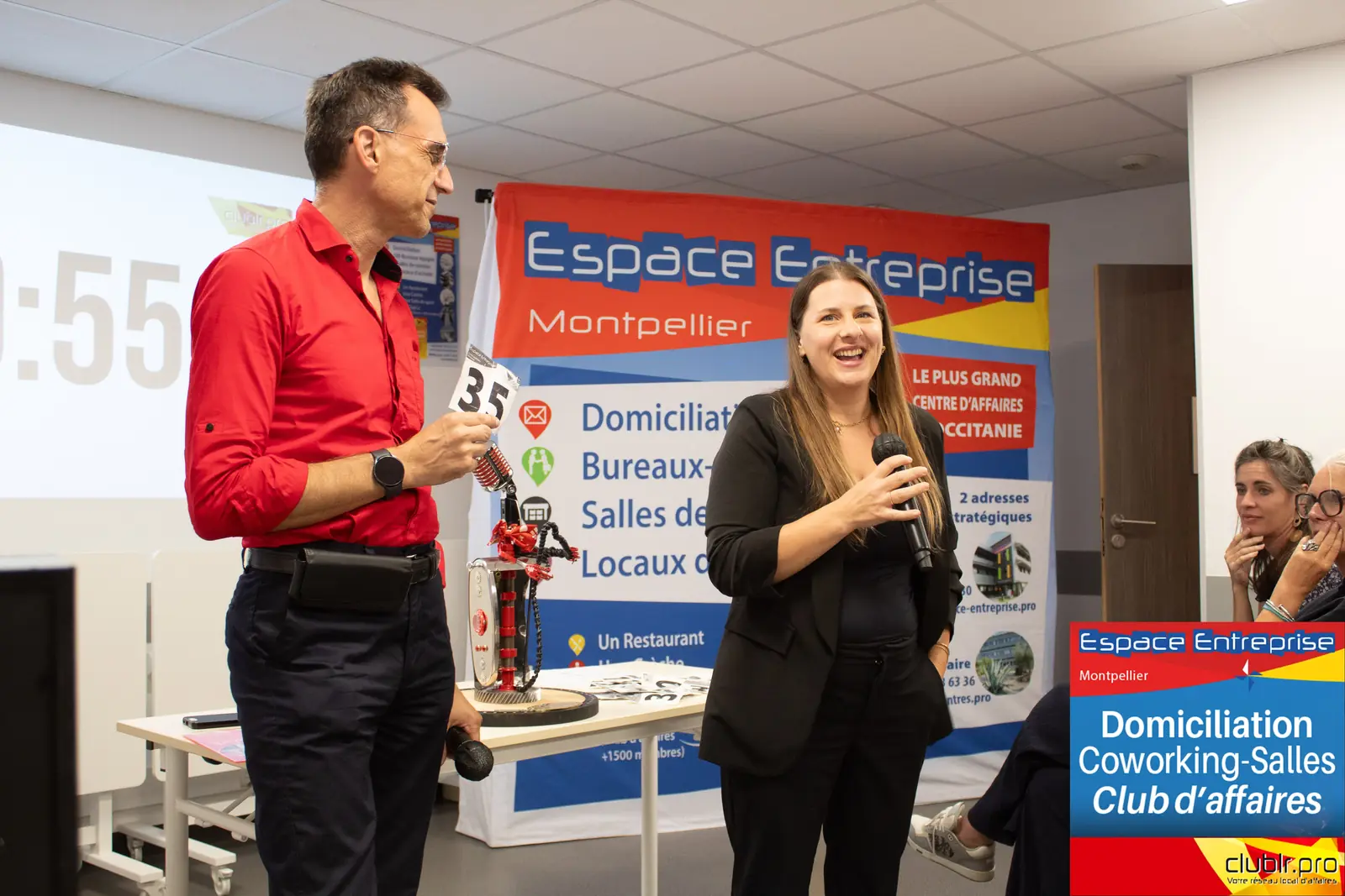 Afterwork Pitch Elevator Club LR septembre 2025 à Montpellier : entrepreneur au micro avec l'animateur pendant son pitch
