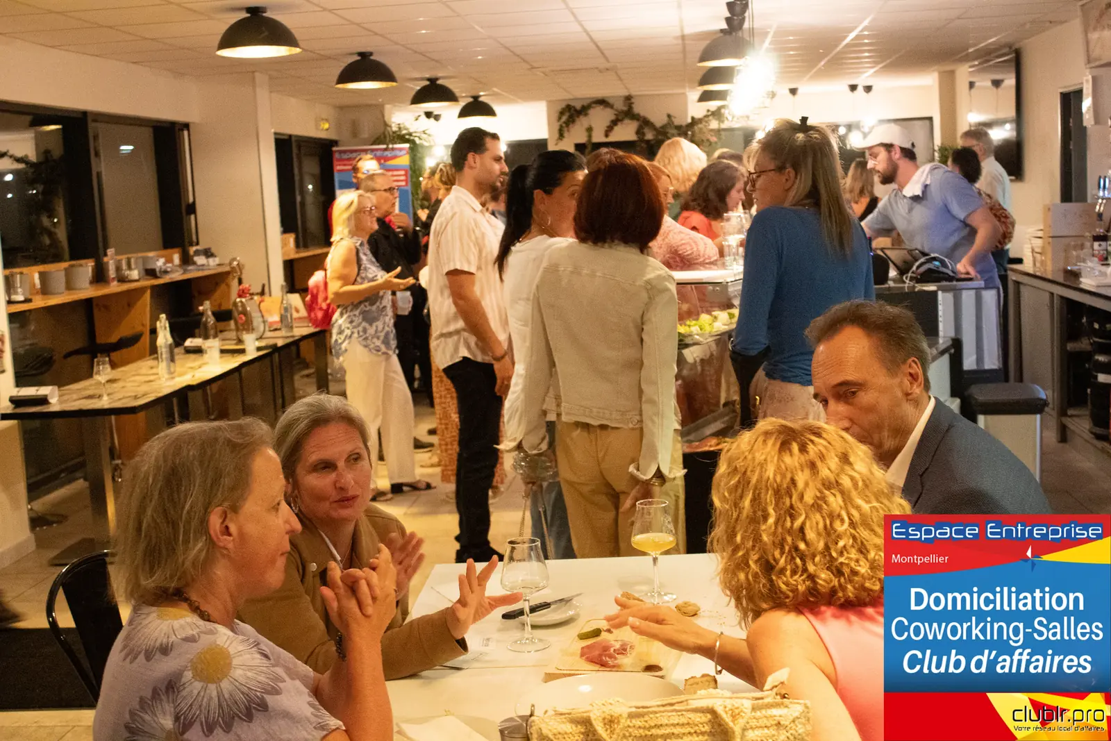 Afterwork Pitch Elevator Club LR septembre 2025 à Montpellier : moment de networking entre les participants