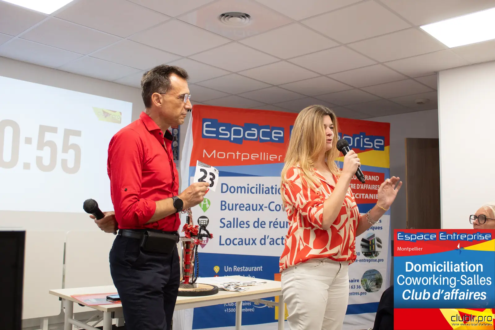 Afterwork Pitch Elevator Club LR septembre 2025 à Montpellier : entrepreneur au micro avec l'animateur pendant son pitch
