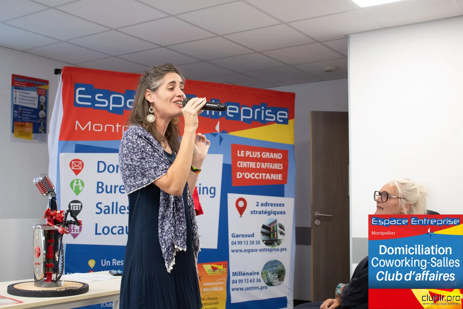 Afterwork Pitch Elevator Club LR septembre 2025 à Montpellier : pitcheur au micro devant les participants