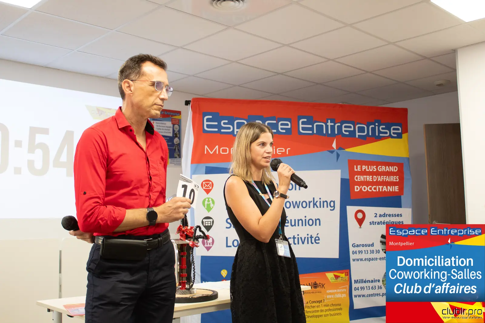 Afterwork Pitch Elevator Club LR septembre 2025 à Montpellier : entrepreneur au micro avec l'animateur pendant son pitch