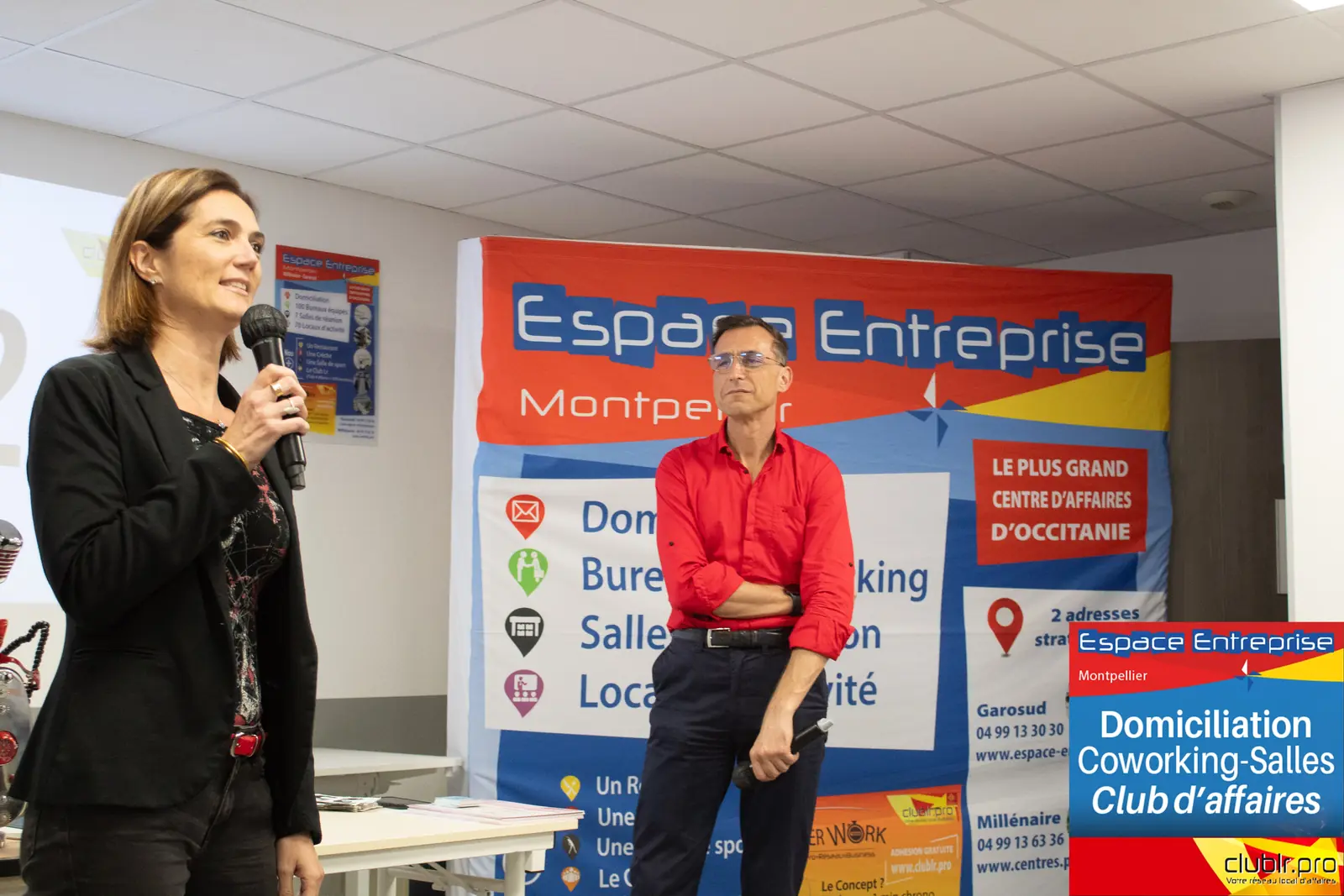 Afterwork Pitch Elevator Club LR octobre 2025 à Montpellier : entrepreneur au micro avec l'animateur pendant son pitch