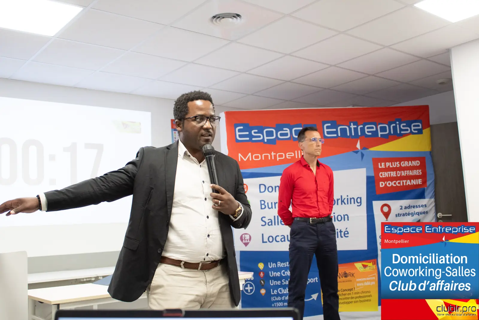 Afterwork Pitch Elevator Club LR octobre 2025 à Montpellier : entrepreneur au micro avec l'animateur pendant son pitch