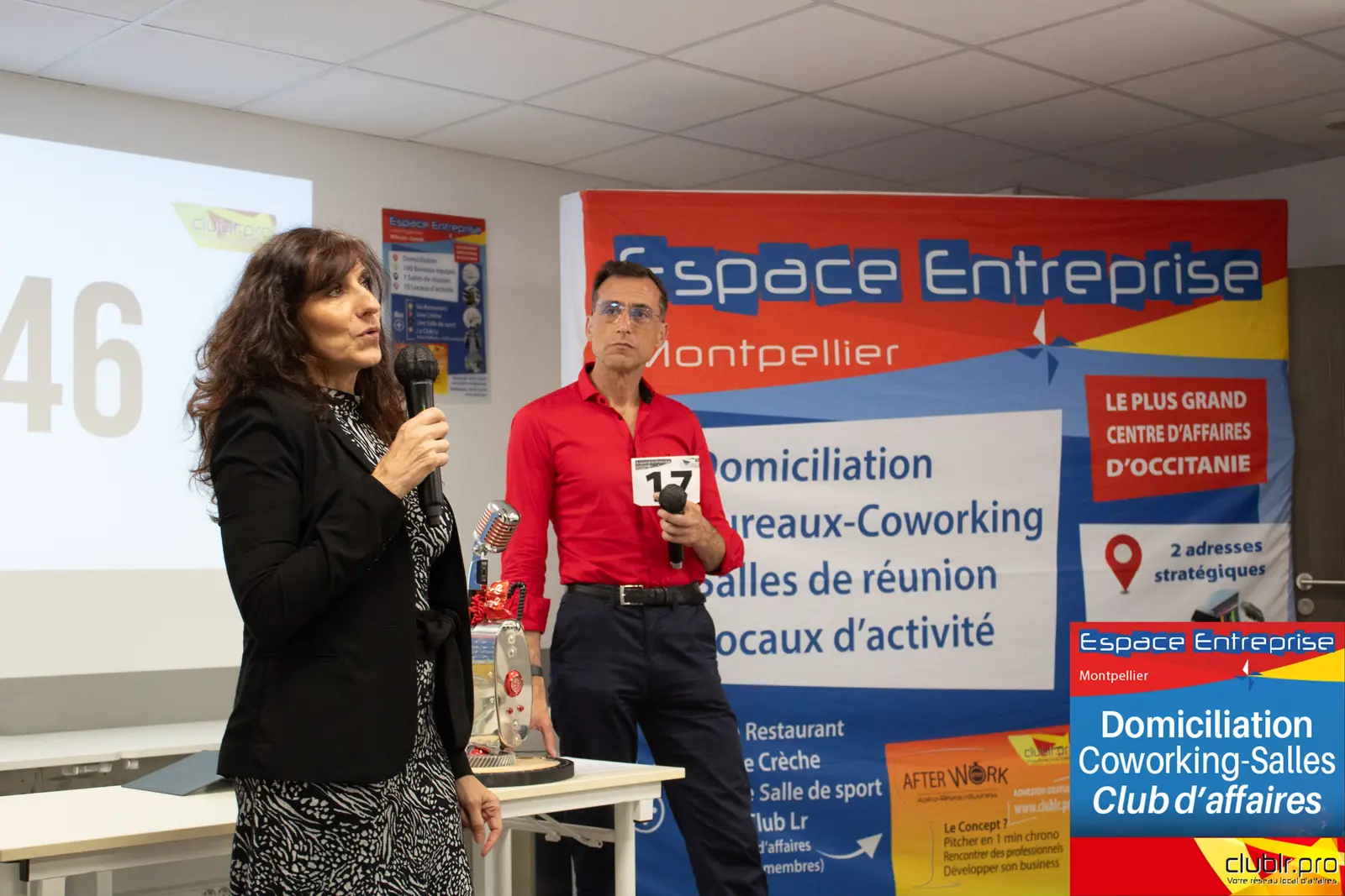 Afterwork Pitch Elevator Club LR octobre 2025 à Montpellier : entrepreneur au micro avec l'animateur pendant son pitch