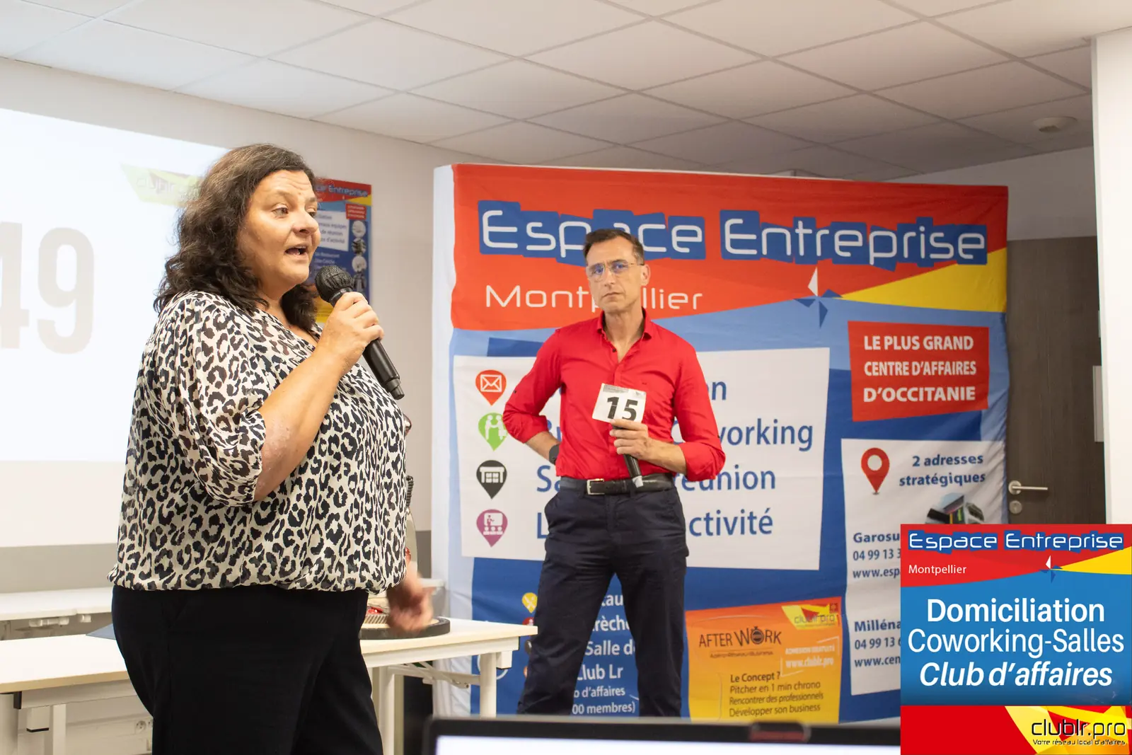 Afterwork Pitch Elevator Club LR octobre 2025 à Montpellier : entrepreneur au micro avec l'animateur pendant son pitch