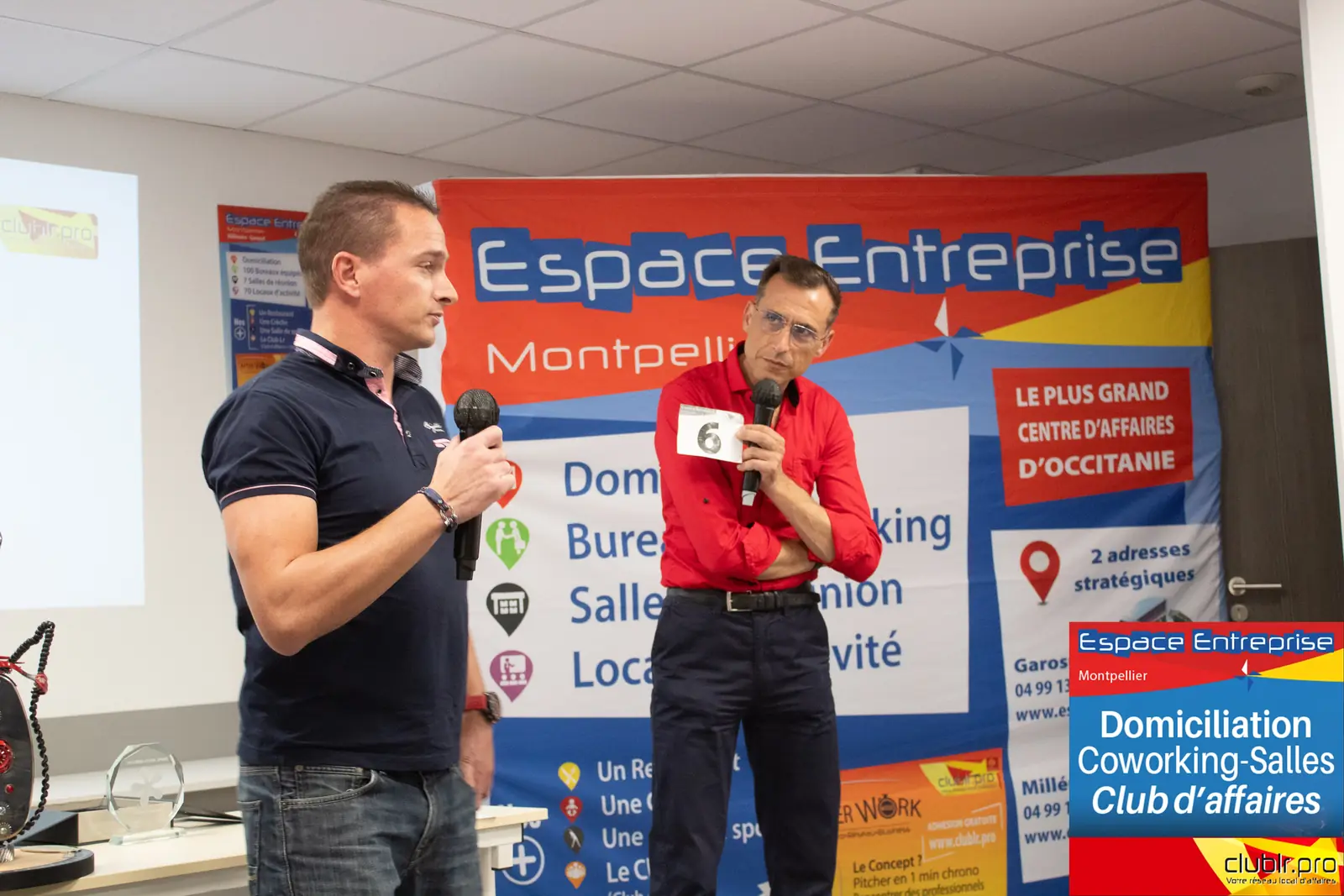 Afterwork Pitch Elevator Club LR octobre 2025 à Montpellier : entrepreneur au micro avec l'animateur pendant son pitch
