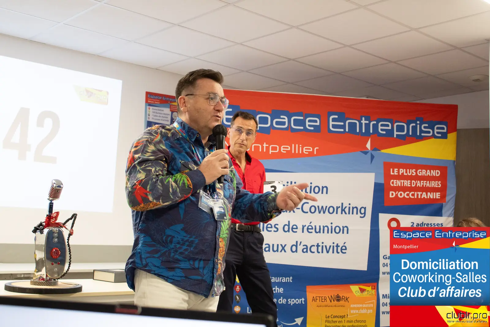 Afterwork Pitch Elevator Club LR octobre 2025 à Montpellier : entrepreneur au micro avec l'animateur pendant son pitch