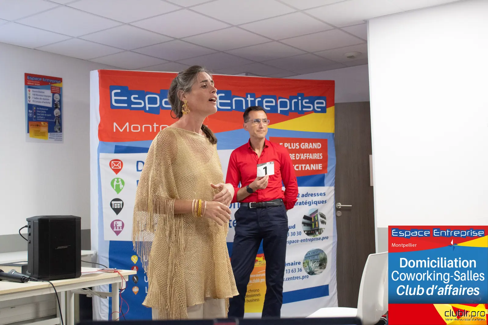 Afterwork Pitch Elevator Club LR octobre 2025 à Montpellier : entrepreneur au micro avec l'animateur pendant son pitch
