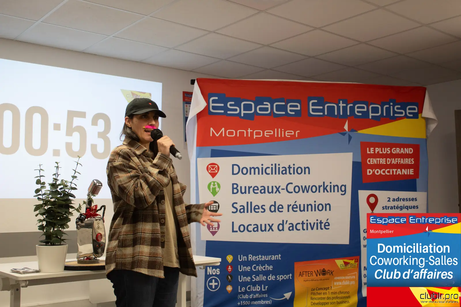 Afterwork Pitch Elevator Club LR novembre 2025 à Montpellier : pitcheur au micro devant les participants