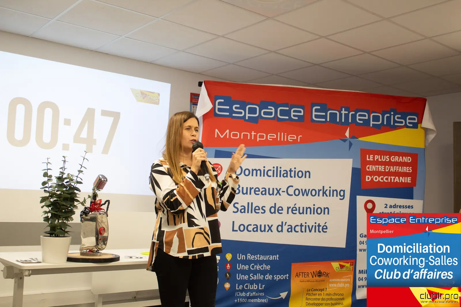 Afterwork Pitch Elevator Club LR novembre 2025 à Montpellier : pitcheur au micro devant les participants
