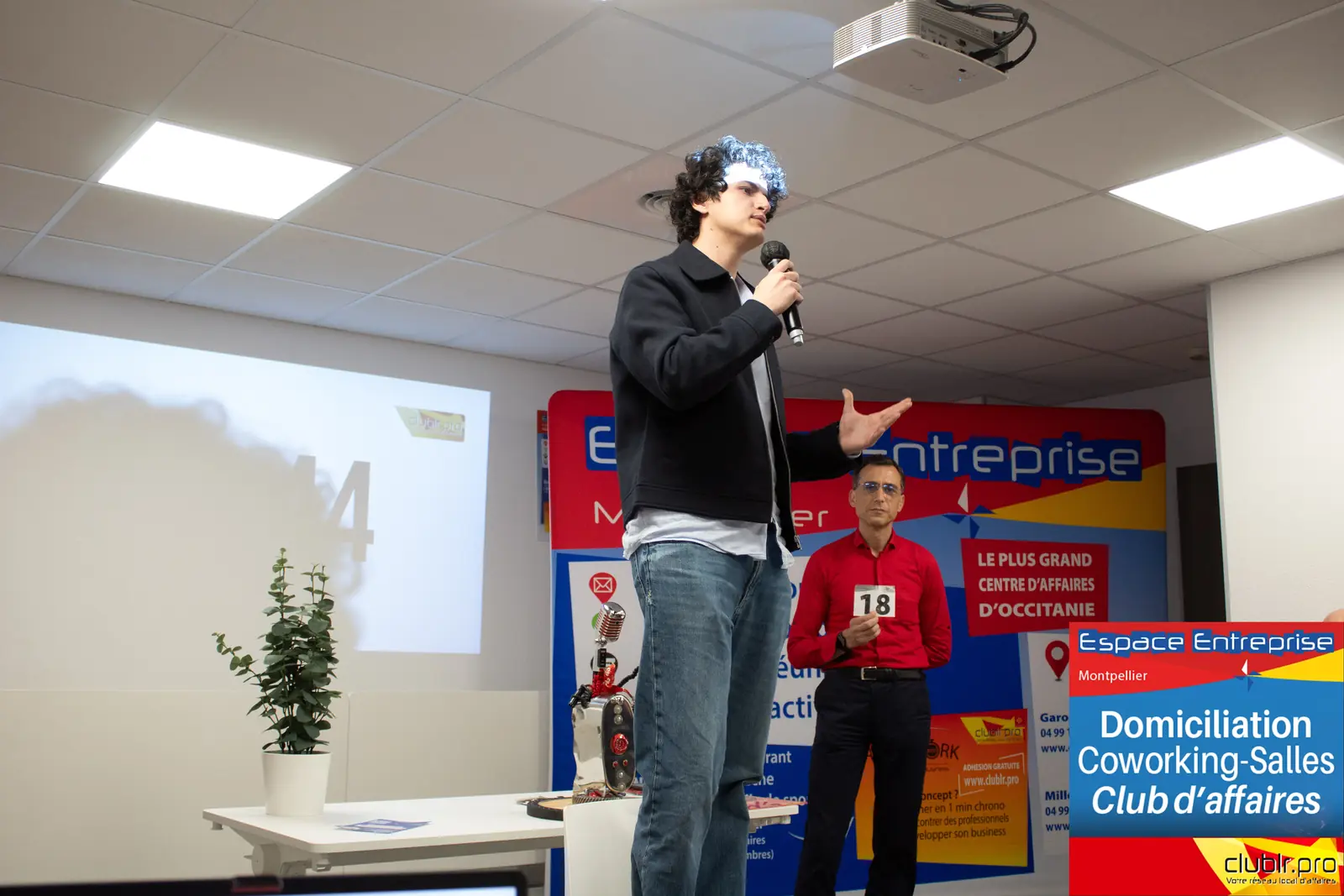 Afterwork Pitch Elevator Club LR décembre 2025 à Montpellier : entrepreneur au micro avec l'animateur pendant son pitch