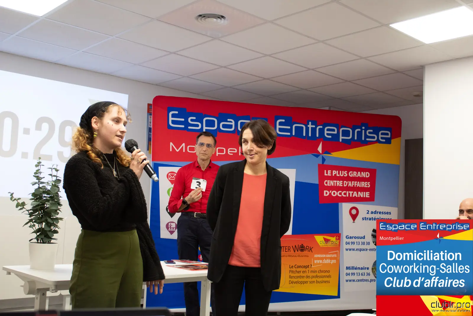 Afterwork Pitch Elevator Club LR décembre 2025 à Montpellier : entrepreneur au micro avec l'animateur pendant son pitch