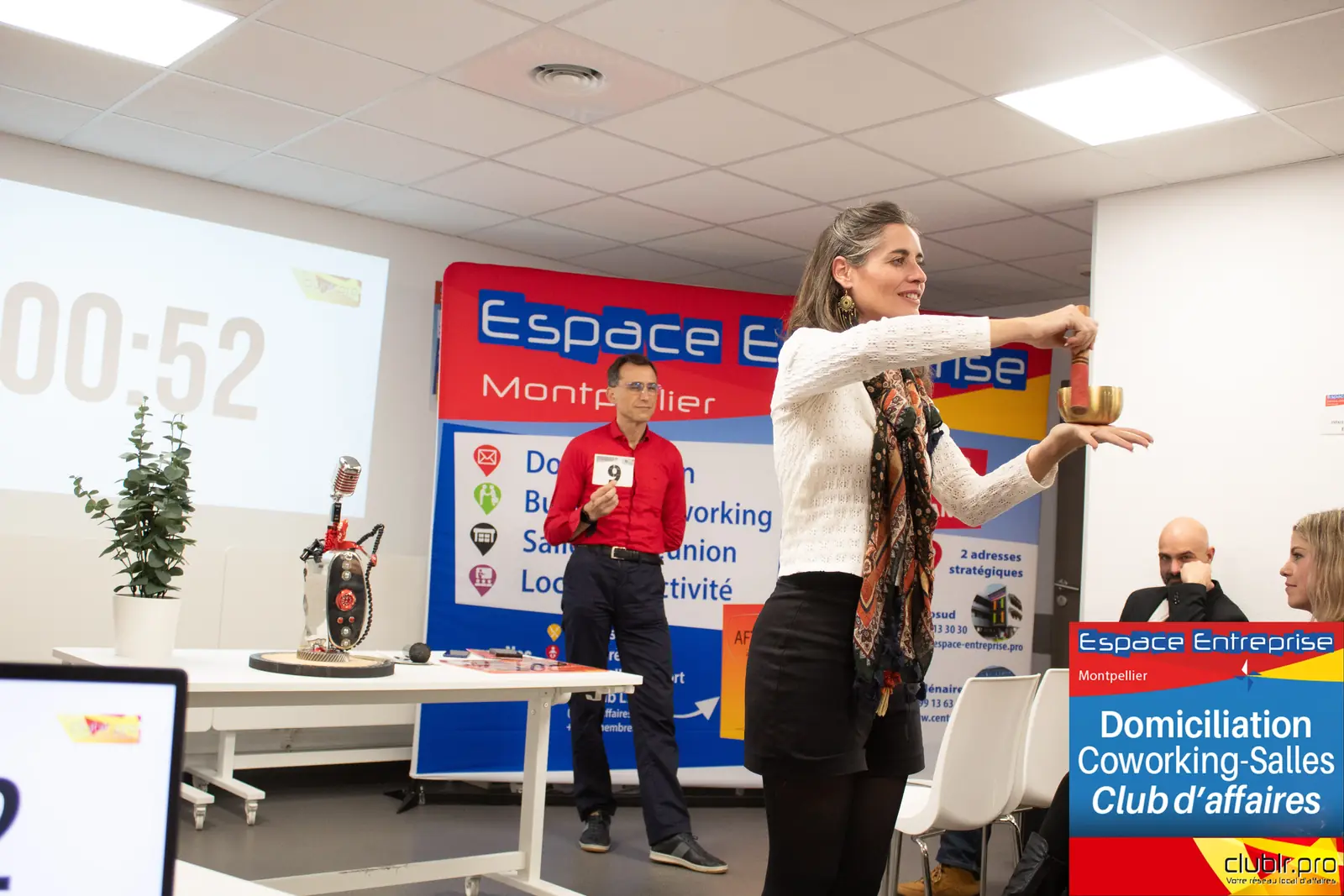 Afterwork Pitch Elevator Club LR décembre 2025 à Montpellier : entrepreneur au micro avec l'animateur pendant son pitch
