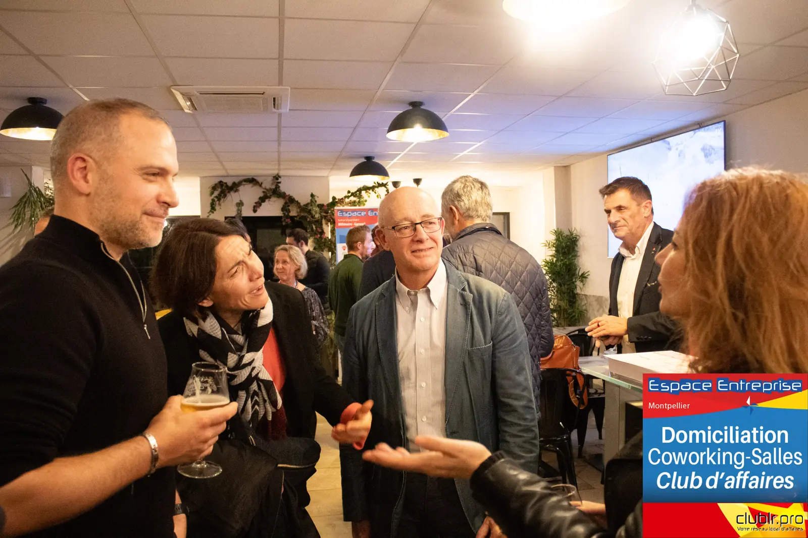 Afterwork Pitch Elevator Club LR décembre 2025 à Montpellier : moment de networking entre les participants