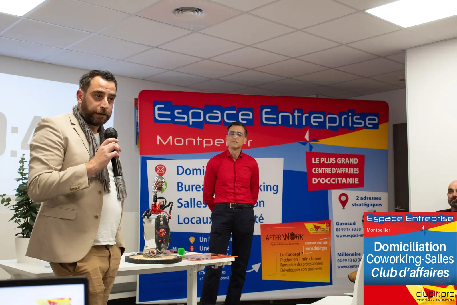 Afterwork Pitch Elevator Club LR décembre 2025 à Montpellier : entrepreneur au micro avec l'animateur pendant son pitch