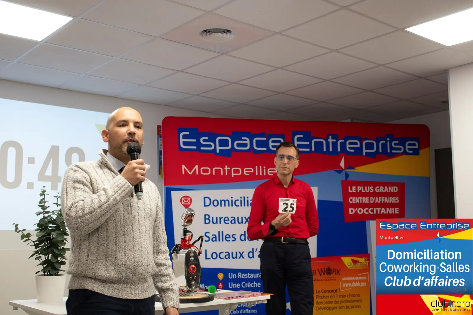 Afterwork Pitch Elevator Club LR décembre 2025 à Montpellier : entrepreneur au micro avec l'animateur pendant son pitch
