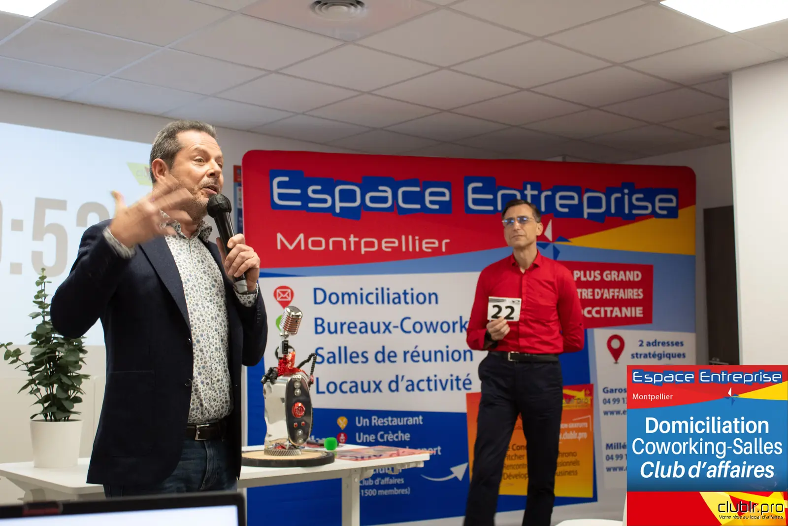 Afterwork Pitch Elevator Club LR décembre 2025 à Montpellier : entrepreneur au micro avec l'animateur pendant son pitch