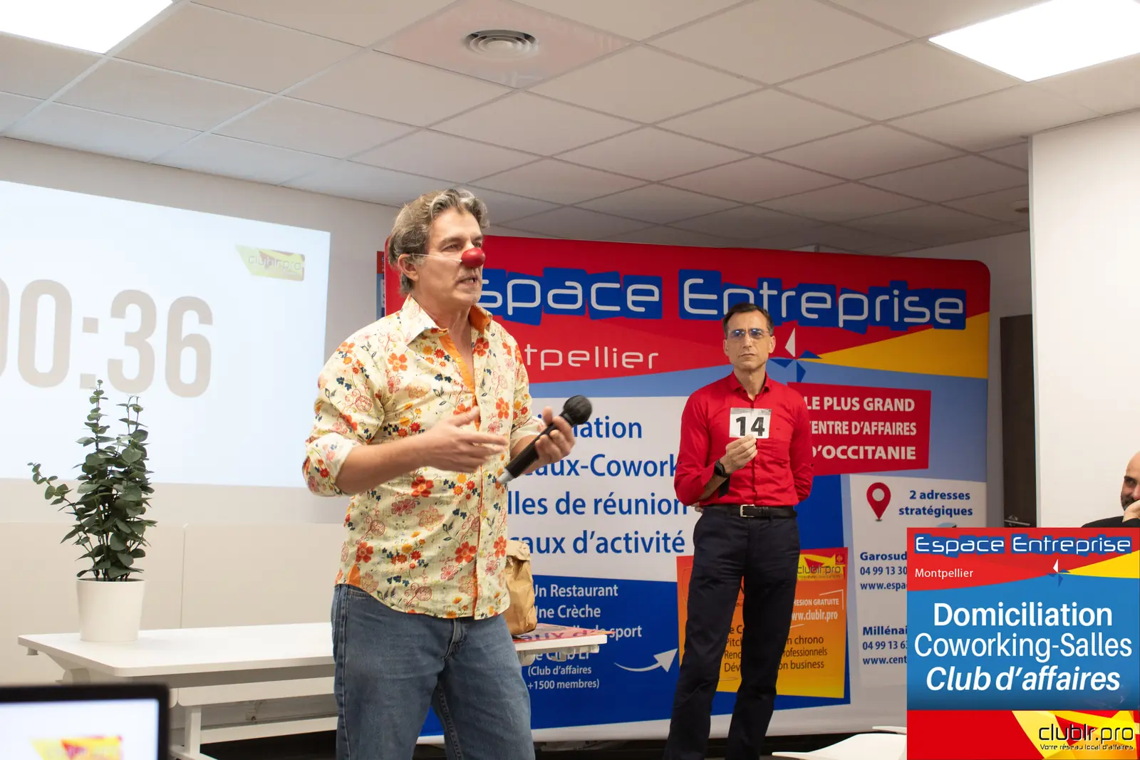 Afterwork Pitch Elevator Club LR décembre 2025 à Montpellier : entrepreneur au micro avec l'animateur pendant son pitch
