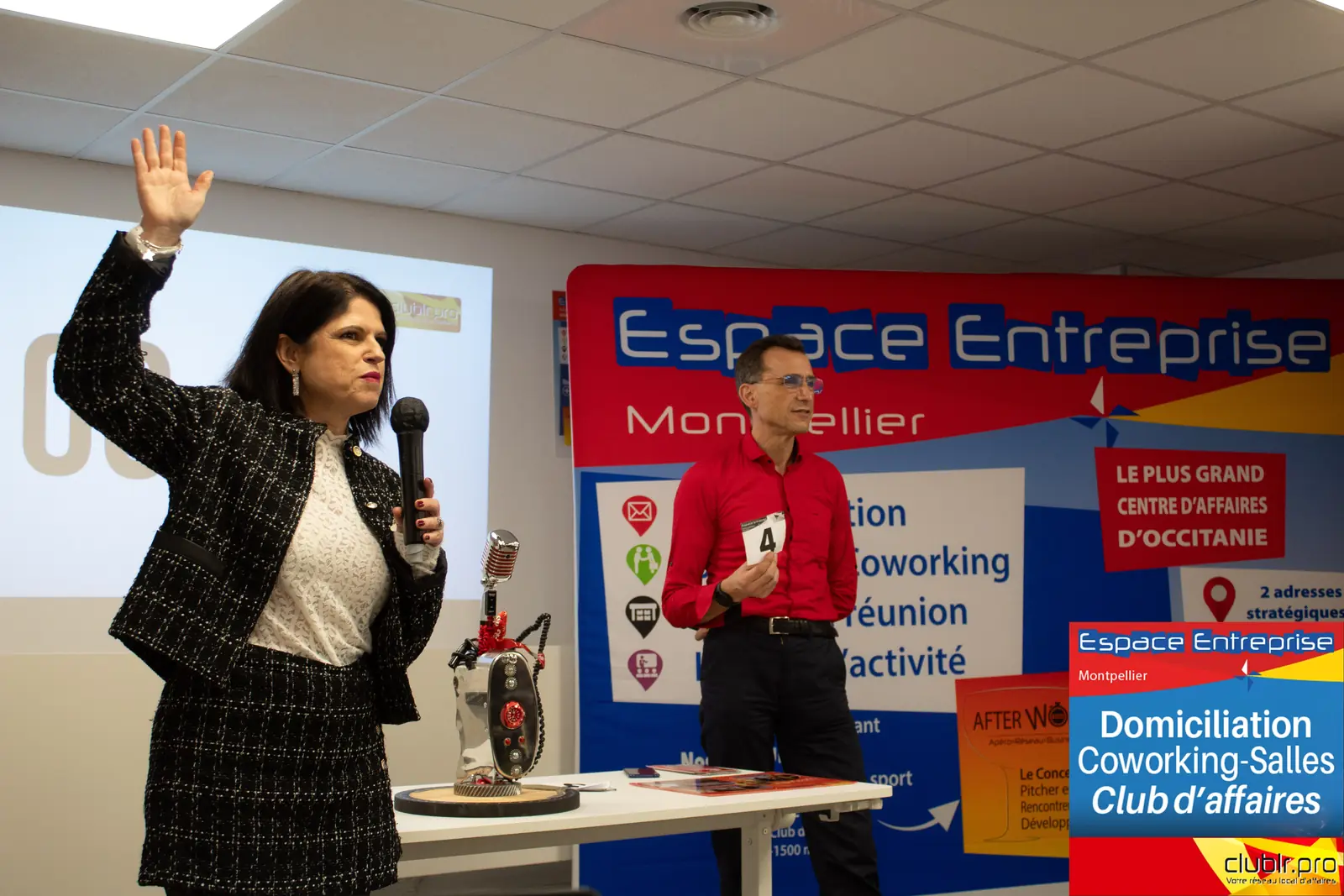 Afterwork Pitch Elevator Club LR décembre 2025 à Montpellier : entrepreneur au micro avec l'animateur pendant son pitch