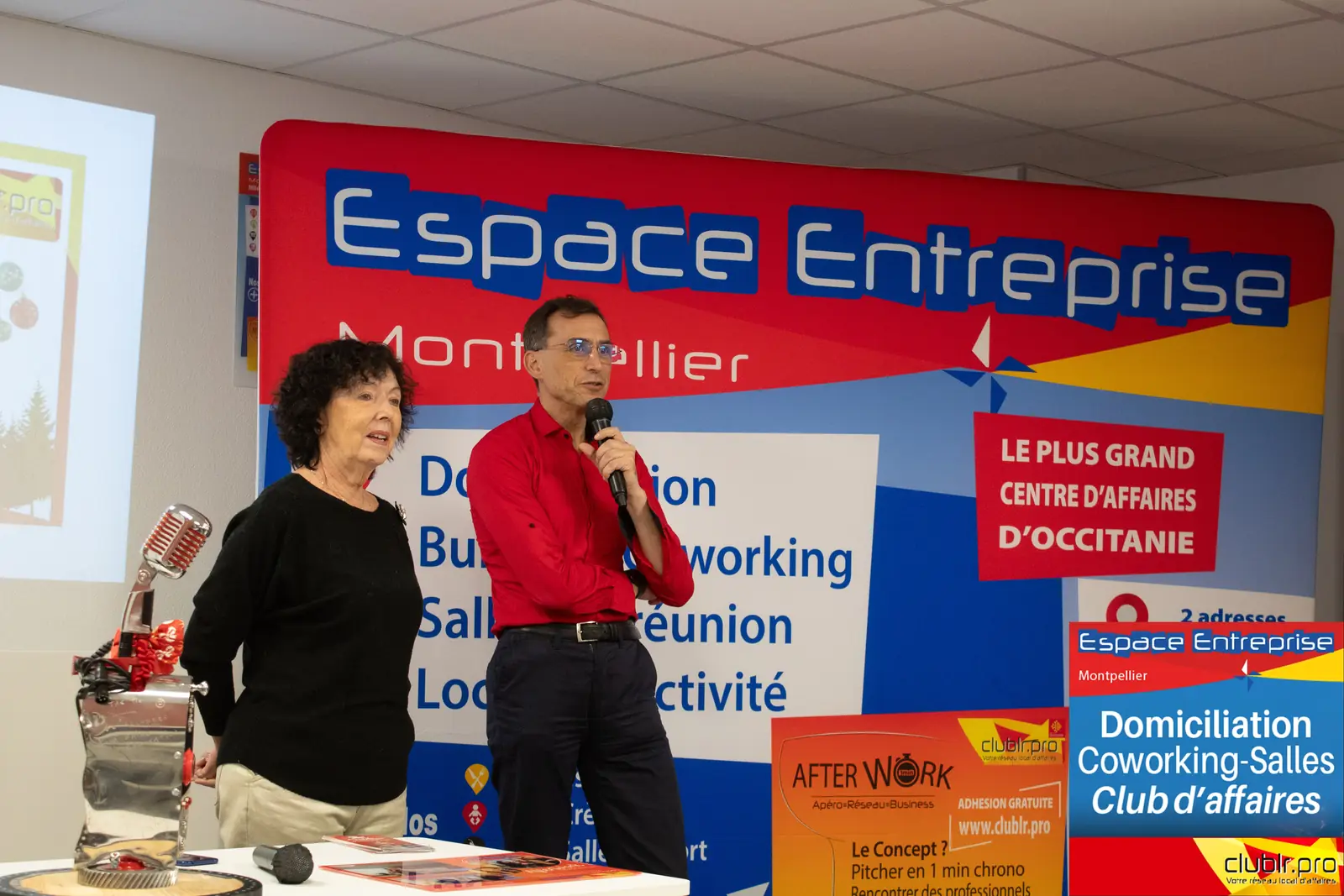 Afterwork Pitch Elevator Club LR décembre 2025 à Montpellier : entrepreneur au micro avec l'animateur pendant son pitch