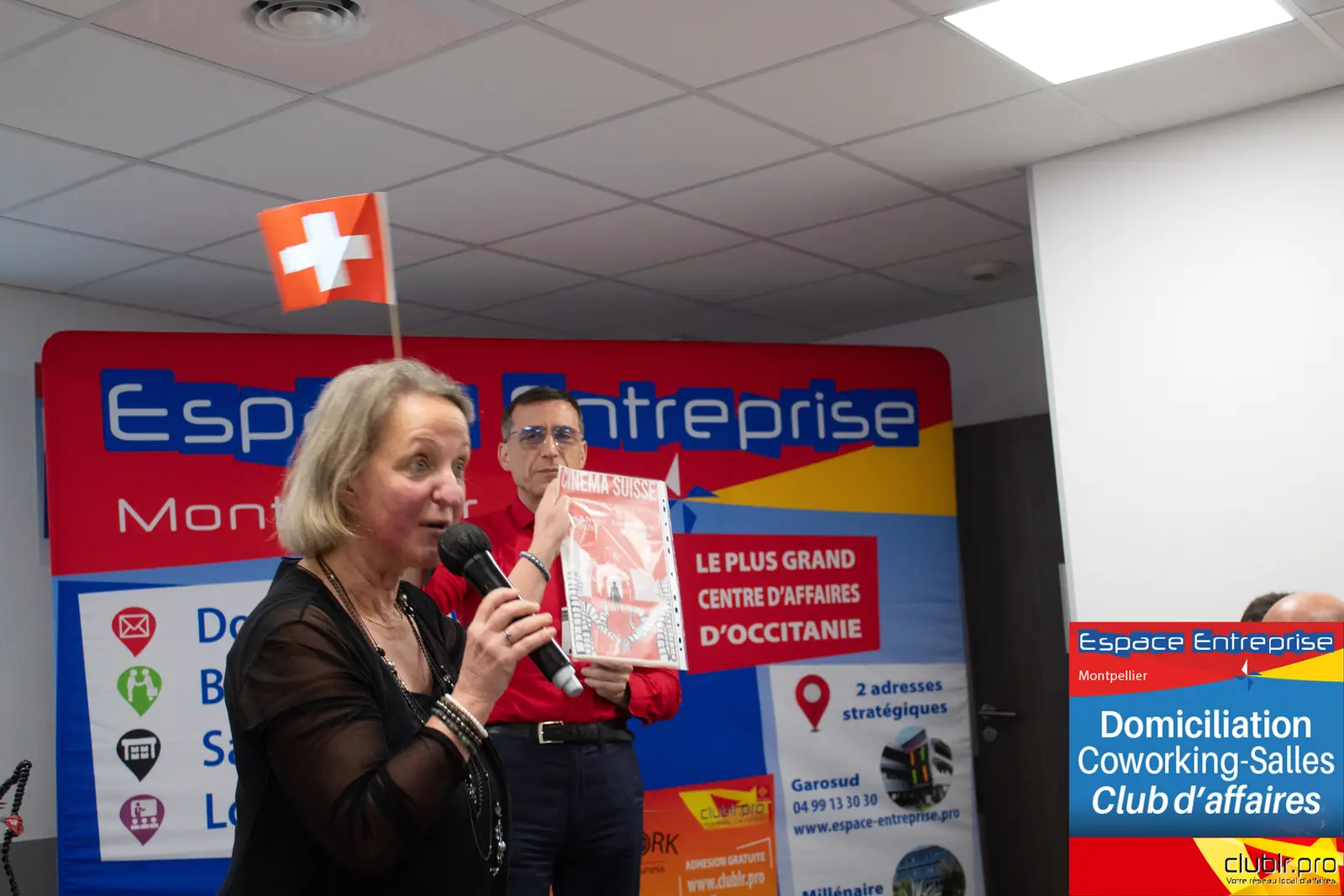 Afterwork Pitch Elevator Club LR janvier 2026 à Montpellier : entrepreneur au micro avec l'animateur pendant son pitch