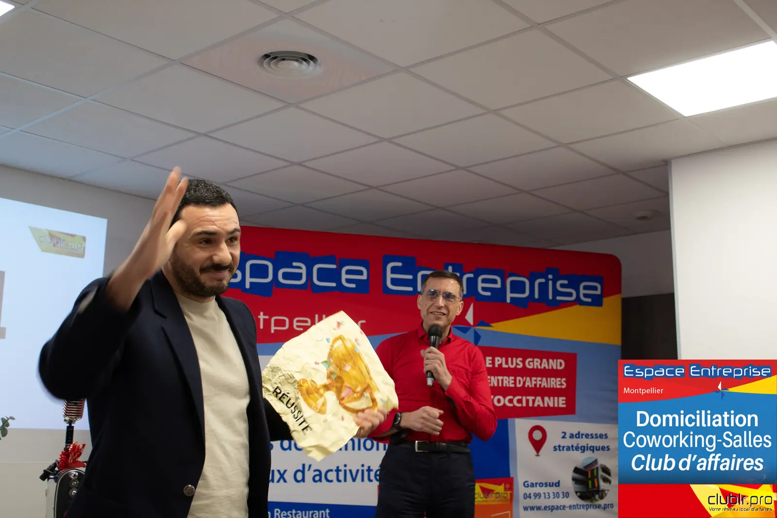 Afterwork Pitch Elevator Club LR janvier 2026 à Montpellier : entrepreneur au micro avec l'animateur pendant son pitch