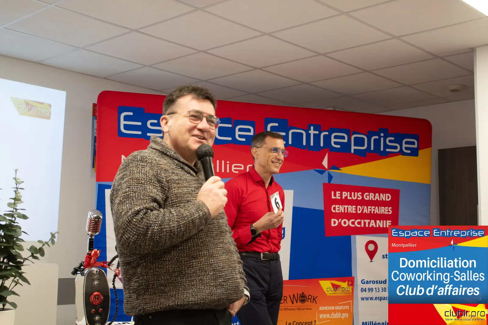 Afterwork Pitch Elevator Club LR janvier 2026 à Montpellier : entrepreneur au micro avec l'animateur pendant son pitch