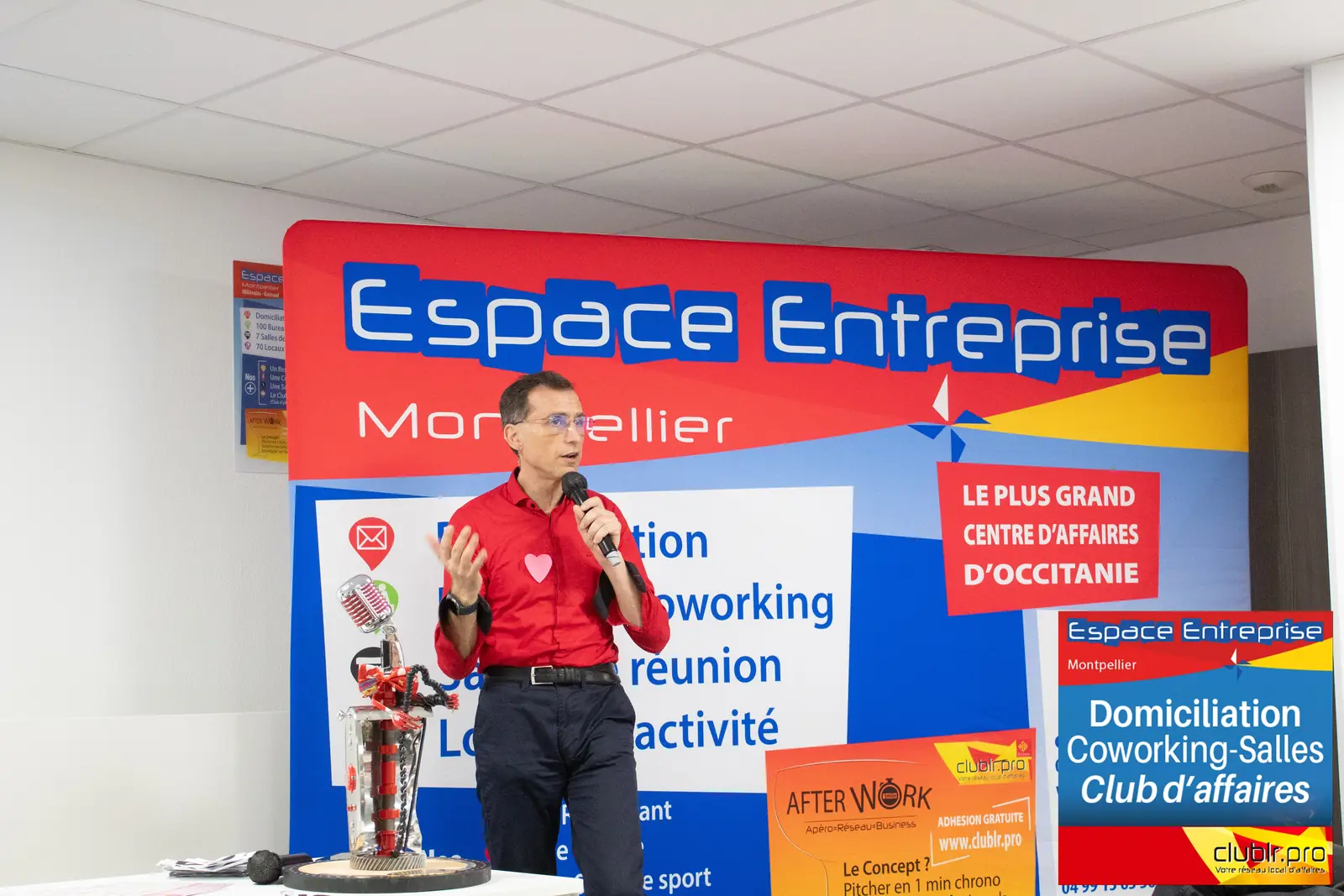 Afterwork Pitch Elevator Club LR février 2026 à Montpellier : pitcheur au micro devant les participants