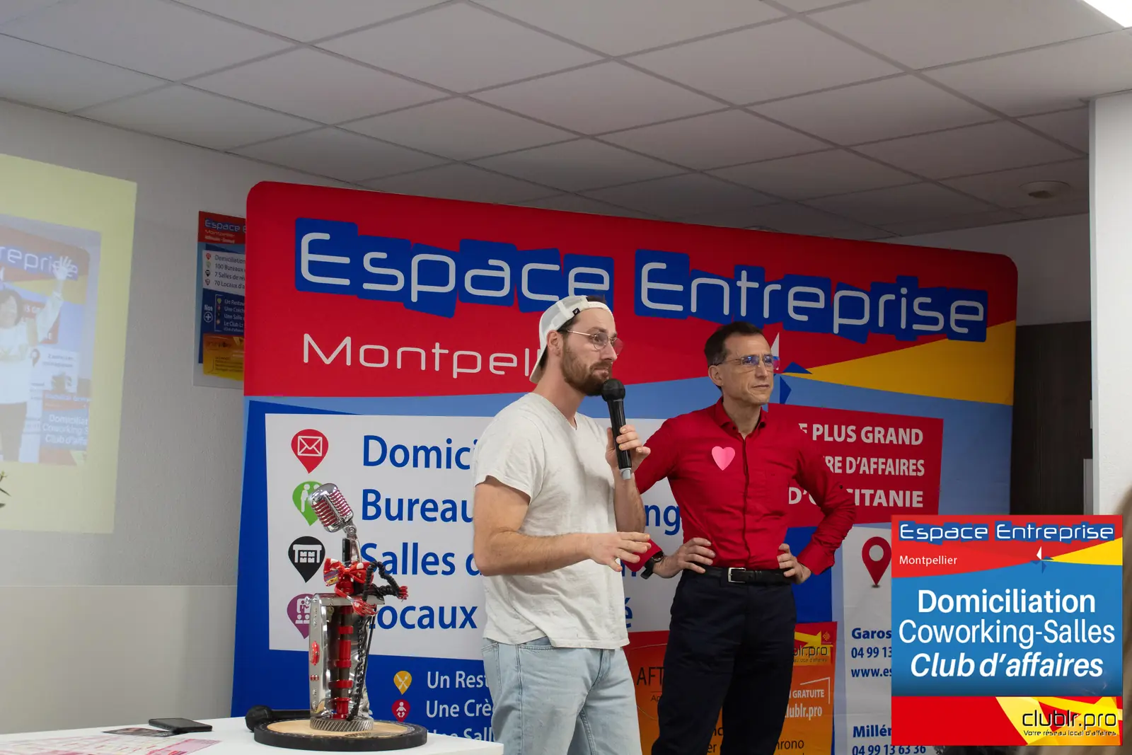 Afterwork Pitch Elevator Club LR février 2026 à Montpellier : entrepreneur au micro avec l'animateur pendant son pitch