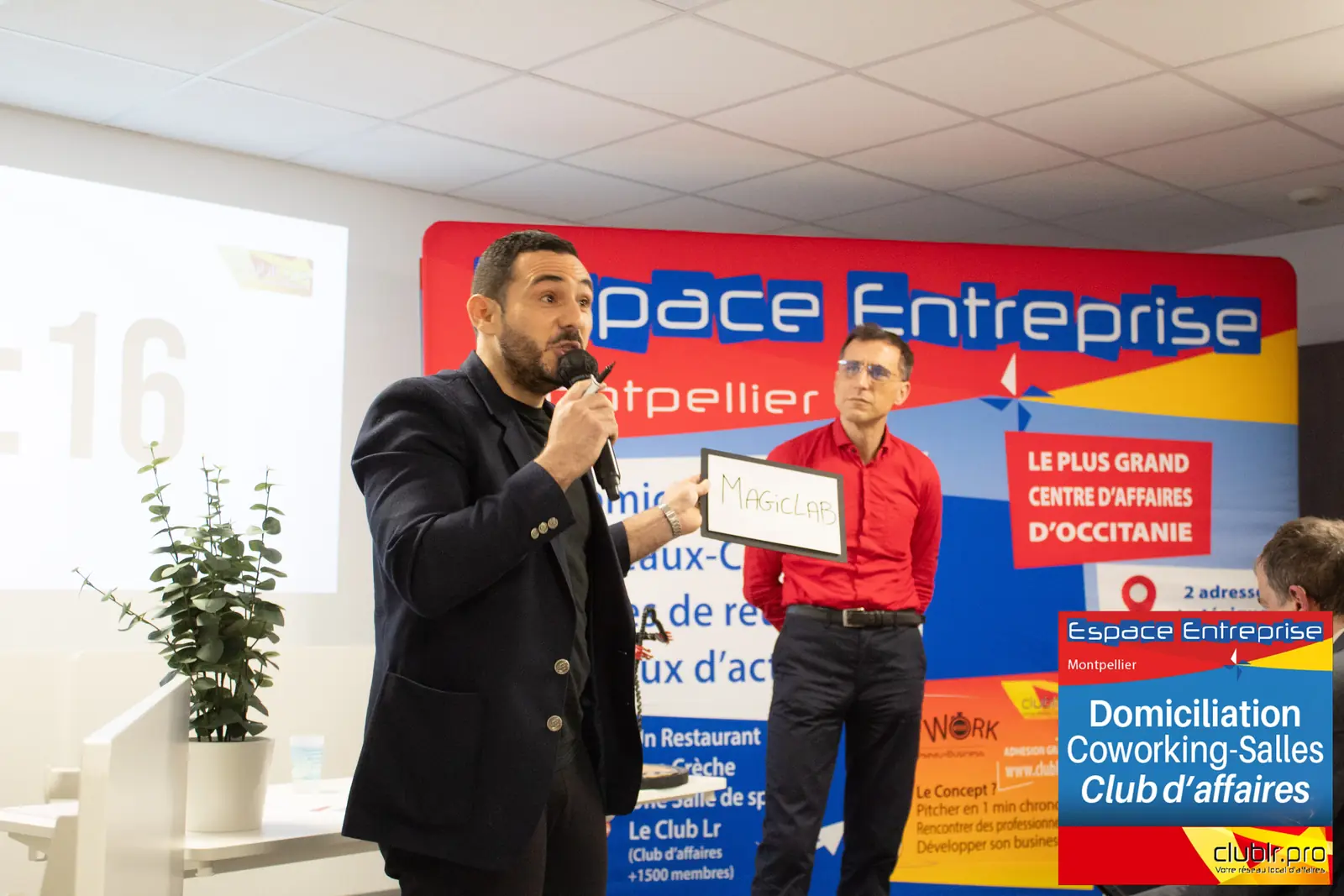 Afterwork Pitch Elevator Club LR mars 2026 à Montpellier : entrepreneur au micro avec l'animateur pendant son pitch