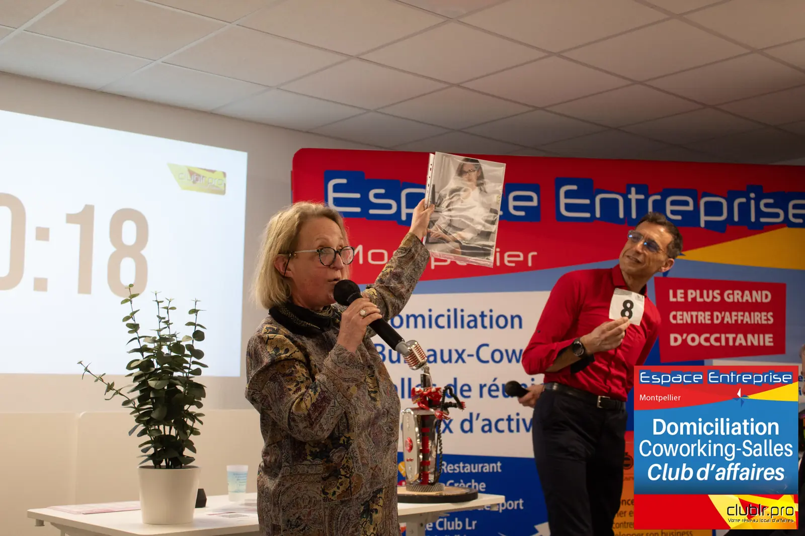 Afterwork Pitch Elevator Club LR mars 2026 à Montpellier : entrepreneur au micro avec l'animateur pendant son pitch