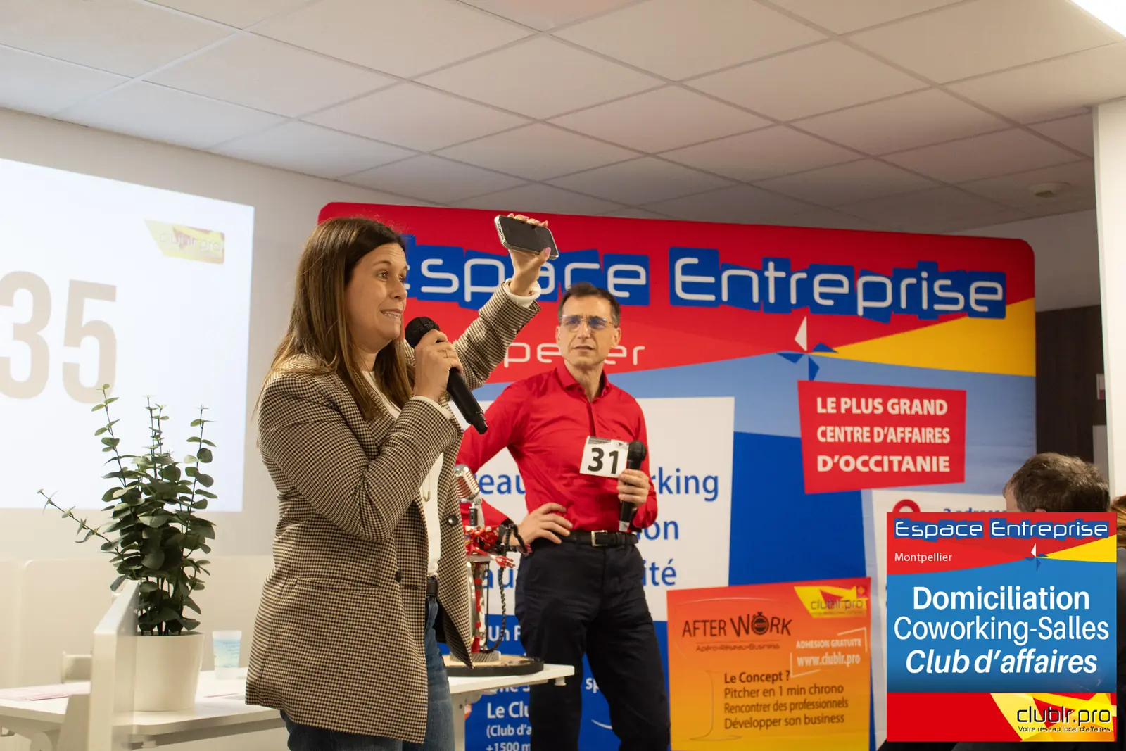Afterwork Pitch Elevator Club LR mars 2026 à Montpellier : entrepreneur au micro avec l'animateur pendant son pitch