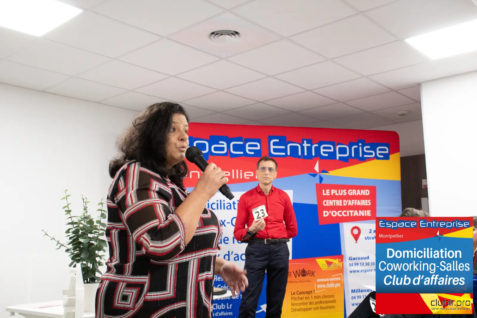 Afterwork Pitch Elevator Club LR mars 2026 à Montpellier : entrepreneur au micro avec l'animateur pendant son pitch