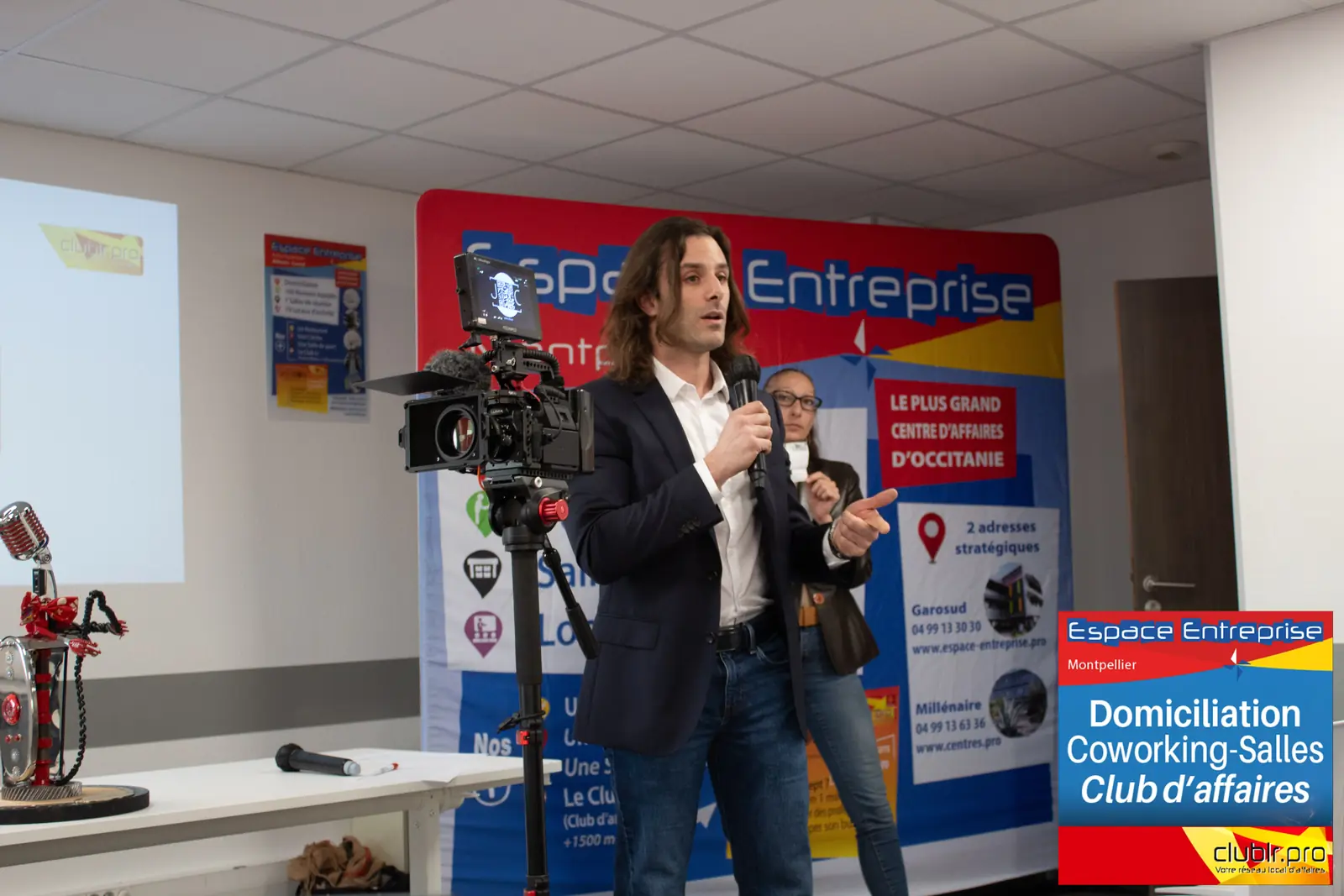 Afterwork Pitch Elevator Club LR avril 2026 à Montpellier : pitcheur au micro devant les participants