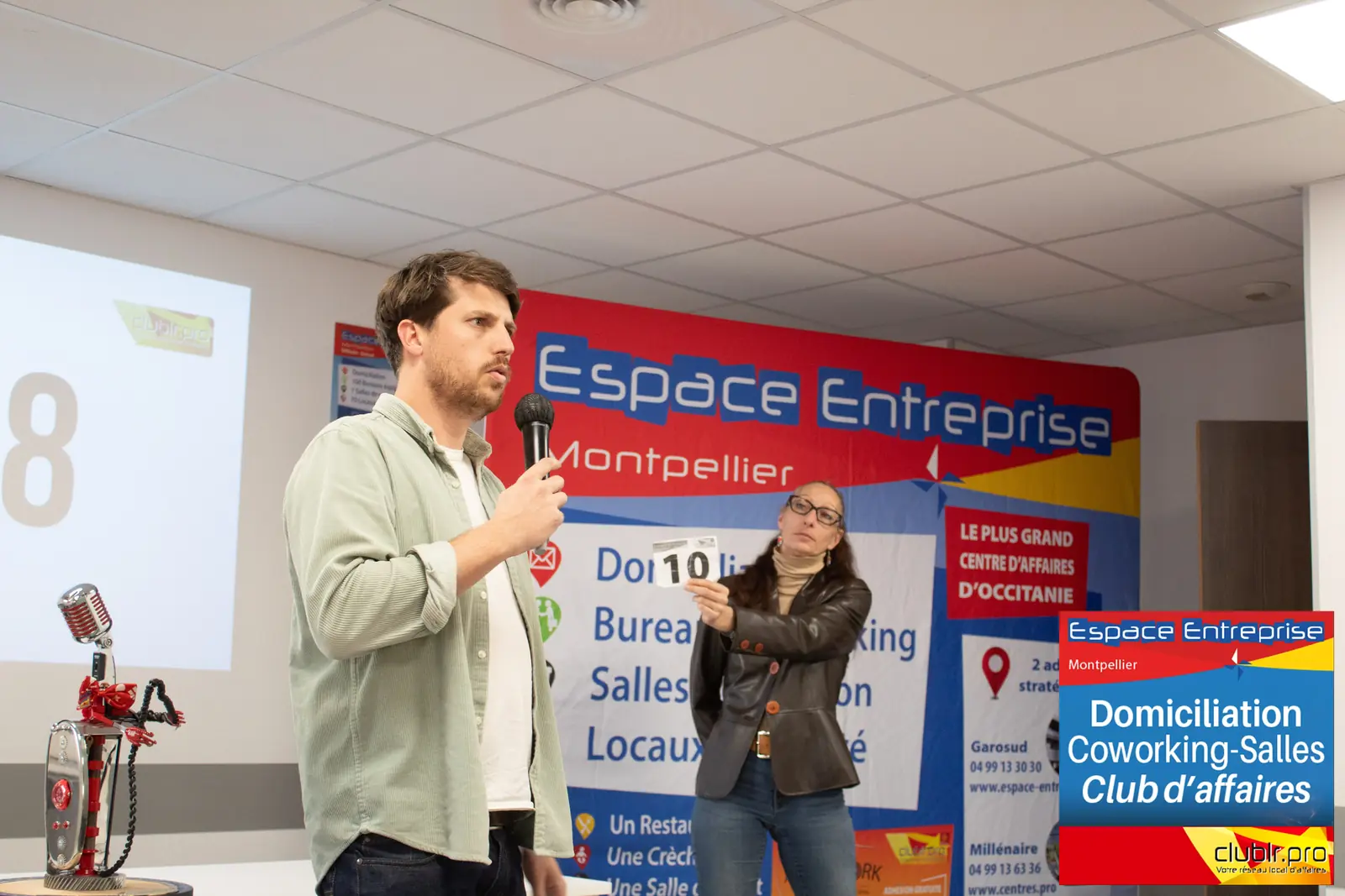 Afterwork Pitch Elevator Club LR avril 2026 à Montpellier : entrepreneur au micro avec l'animateur pendant son pitch