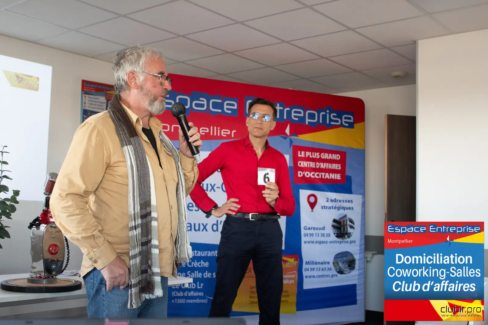 Afterwork Pitch Elevator Club LR mai 2026 à Montpellier : entrepreneur au micro avec l'animateur pendant son pitch