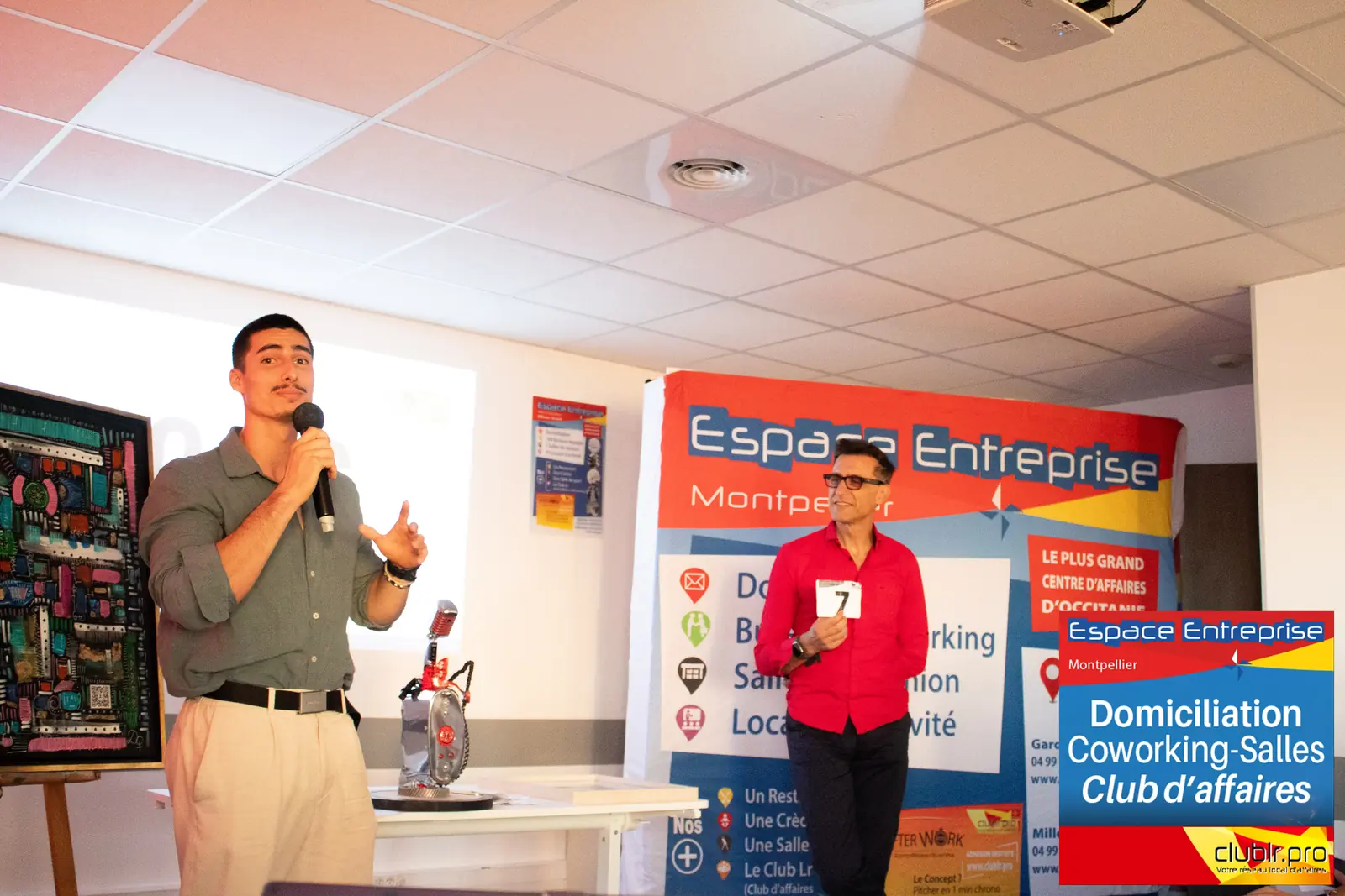 Afterwork Pitch Elevator Club LR septembre 2026 à Montpellier : entrepreneur au micro avec l'animateur pendant son pitch