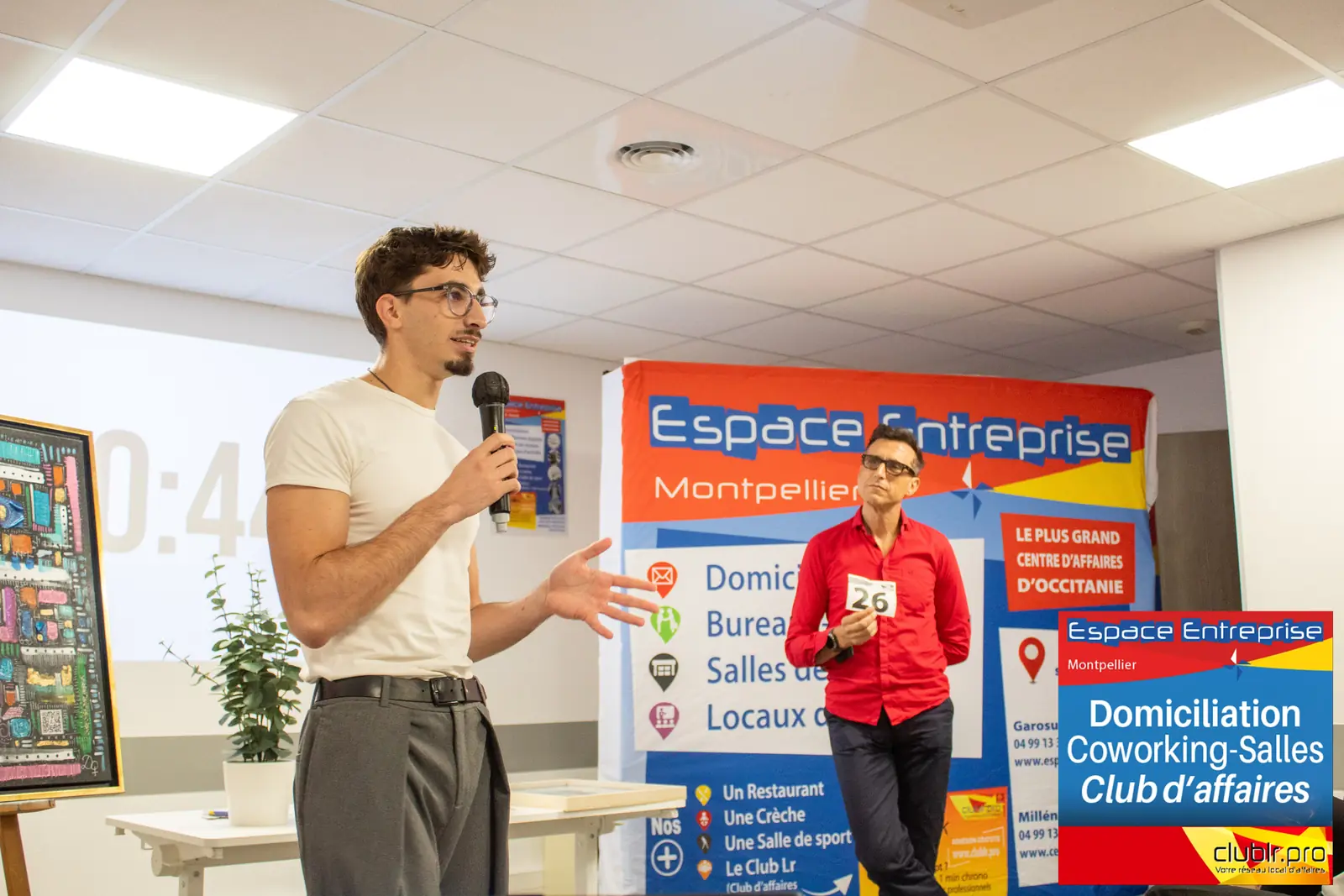 Afterwork Pitch Elevator Club LR septembre 2026 à Montpellier : entrepreneur au micro avec l'animateur pendant son pitch