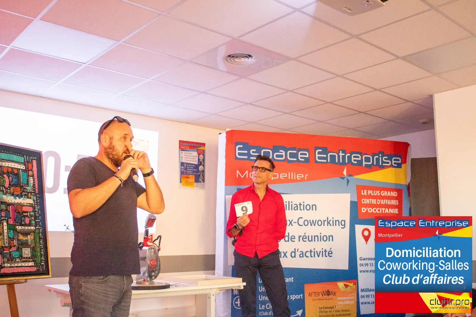 Afterwork Pitch Elevator Club LR septembre 2026 à Montpellier : entrepreneur au micro avec l'animateur pendant son pitch